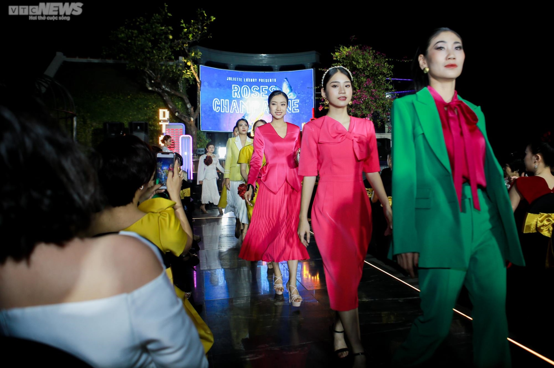 Dương Trường Giang và dàn ca sỹ say đắm hát trong show ‘Em có nghe mùa thu’ - 14