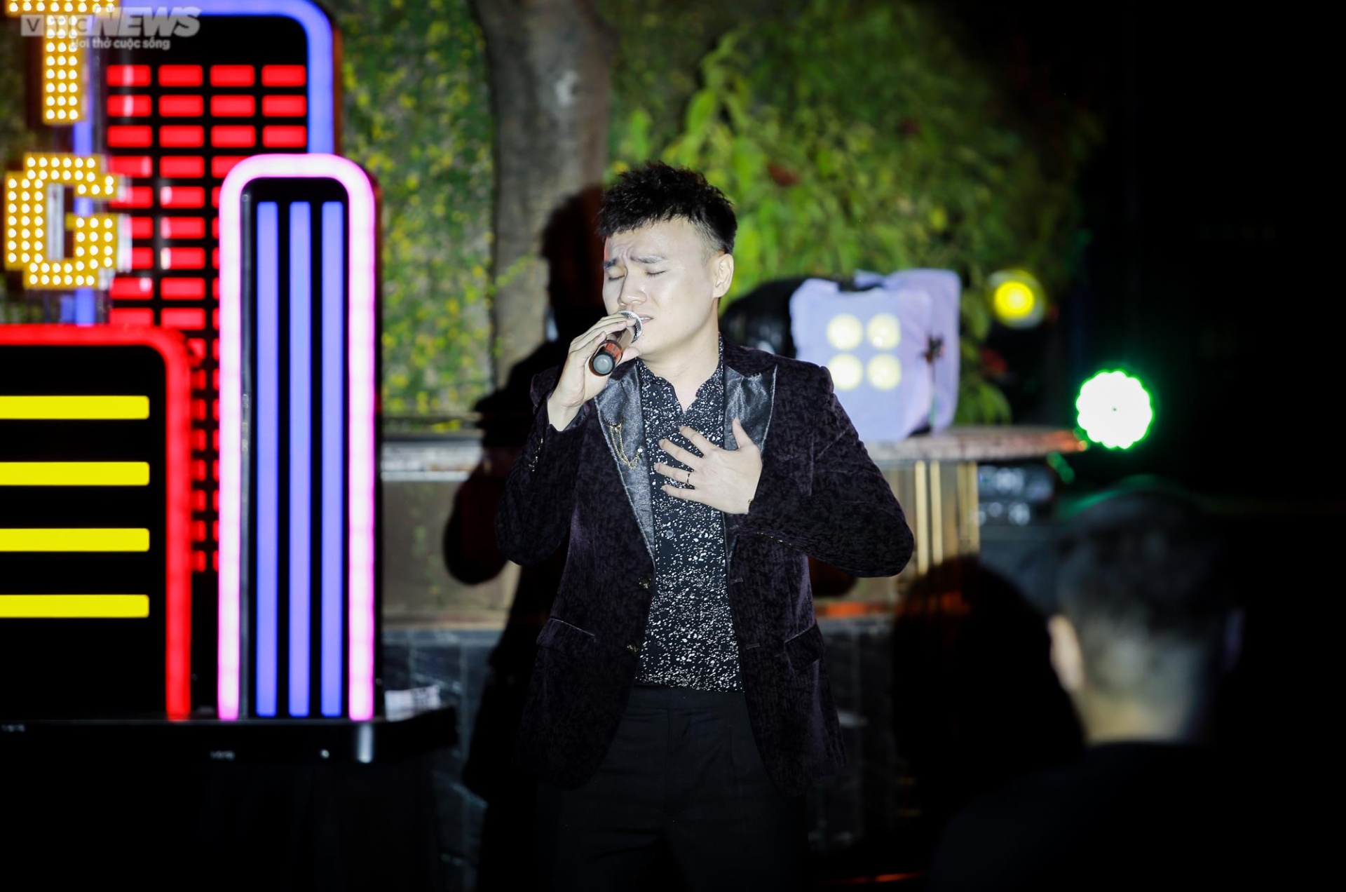 Dương Trường Giang và dàn ca sỹ say đắm hát trong show ‘Em có nghe mùa thu’ - 13