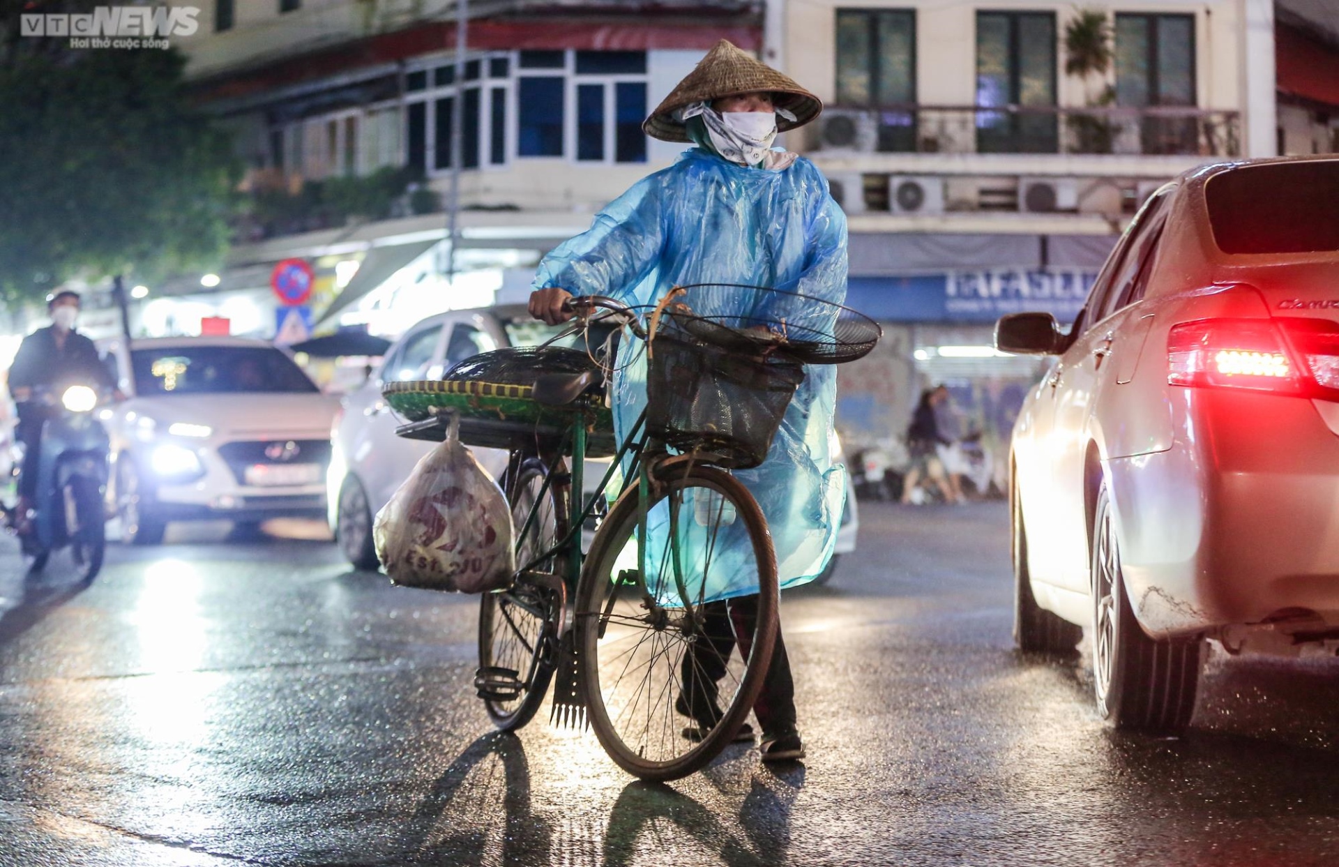 Những mảnh đời mưu sinh trong đêm mưa lạnh - 2
