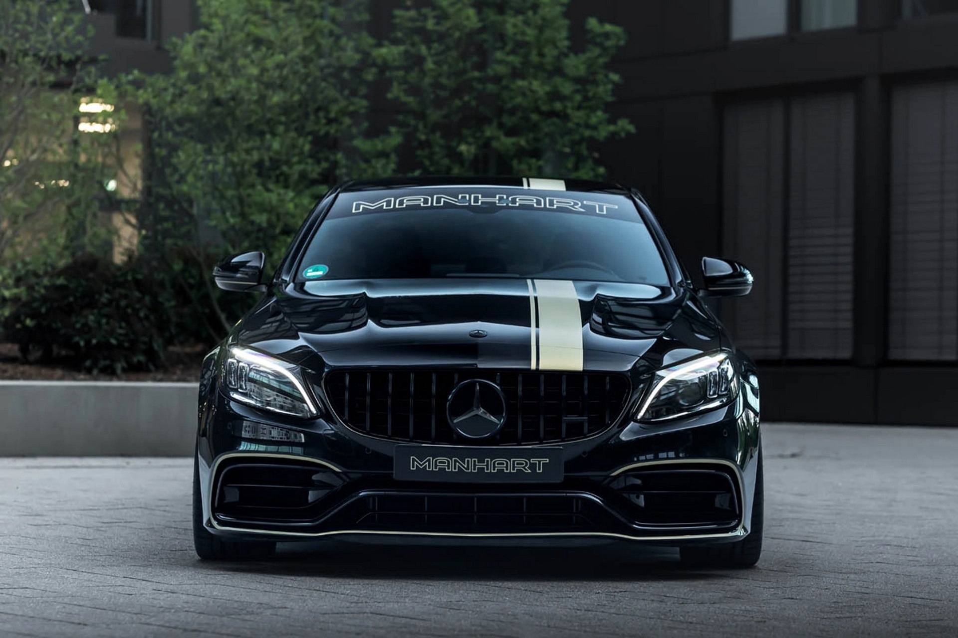 Mercedes-AMG C63 mạnh mẽ với bản độ của Manhart - 2