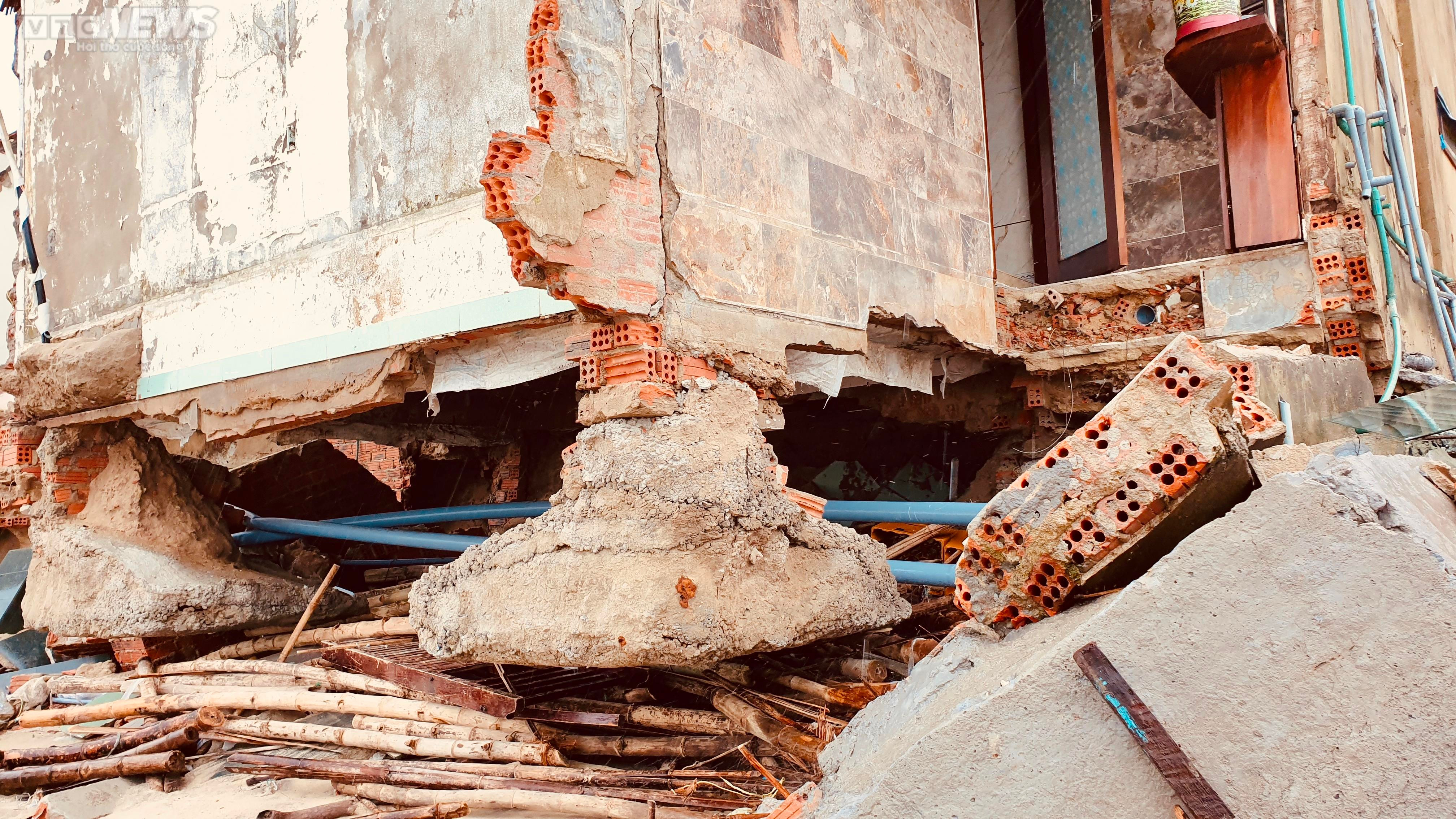 Sóng đánh sập dãy nhà dân, 'ngoạm' trơ gốc phi lao ven biển Hội An - 9