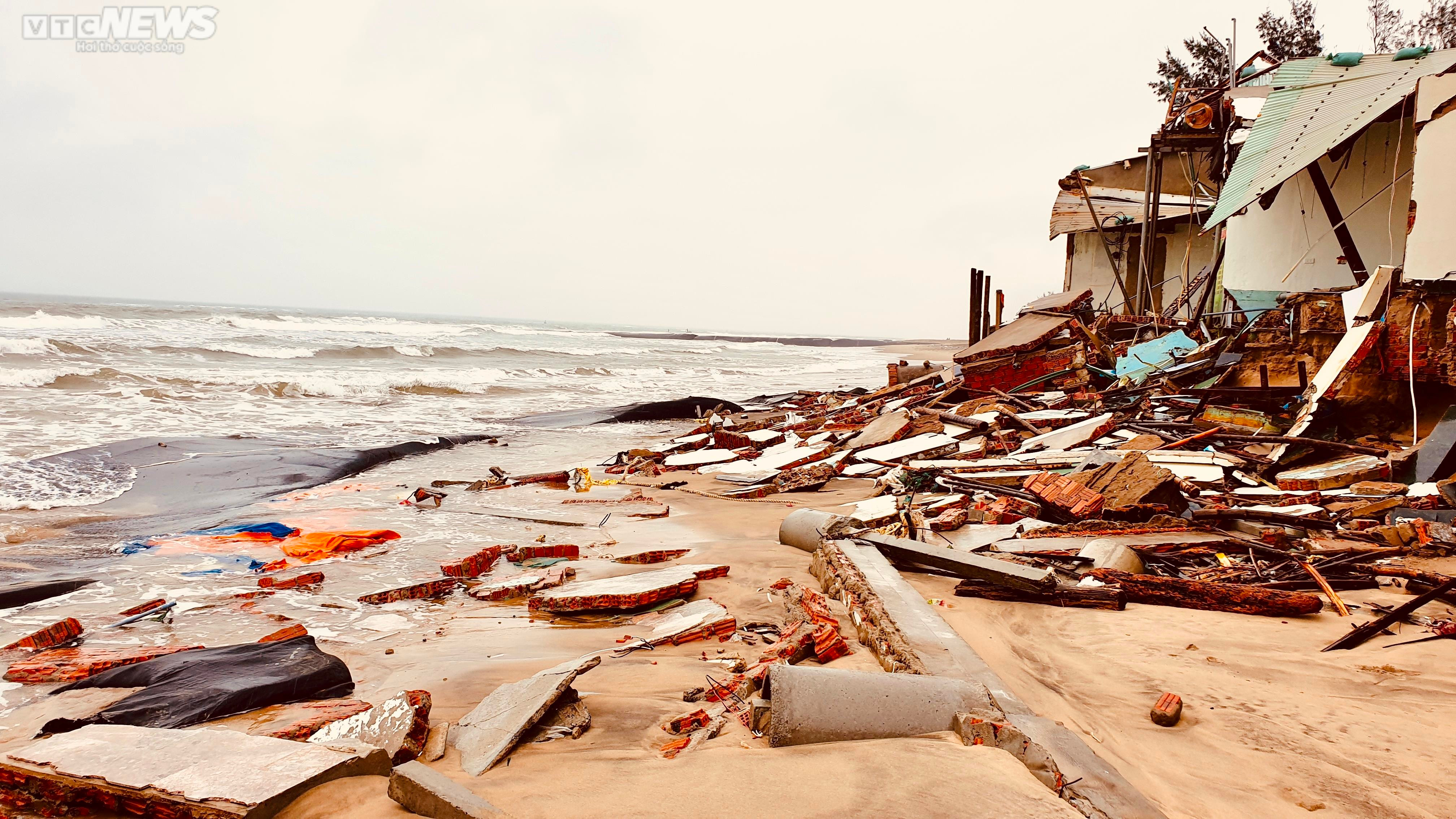 Sóng đánh sập dãy nhà dân, 'ngoạm' trơ gốc phi lao ven biển Hội An - 8