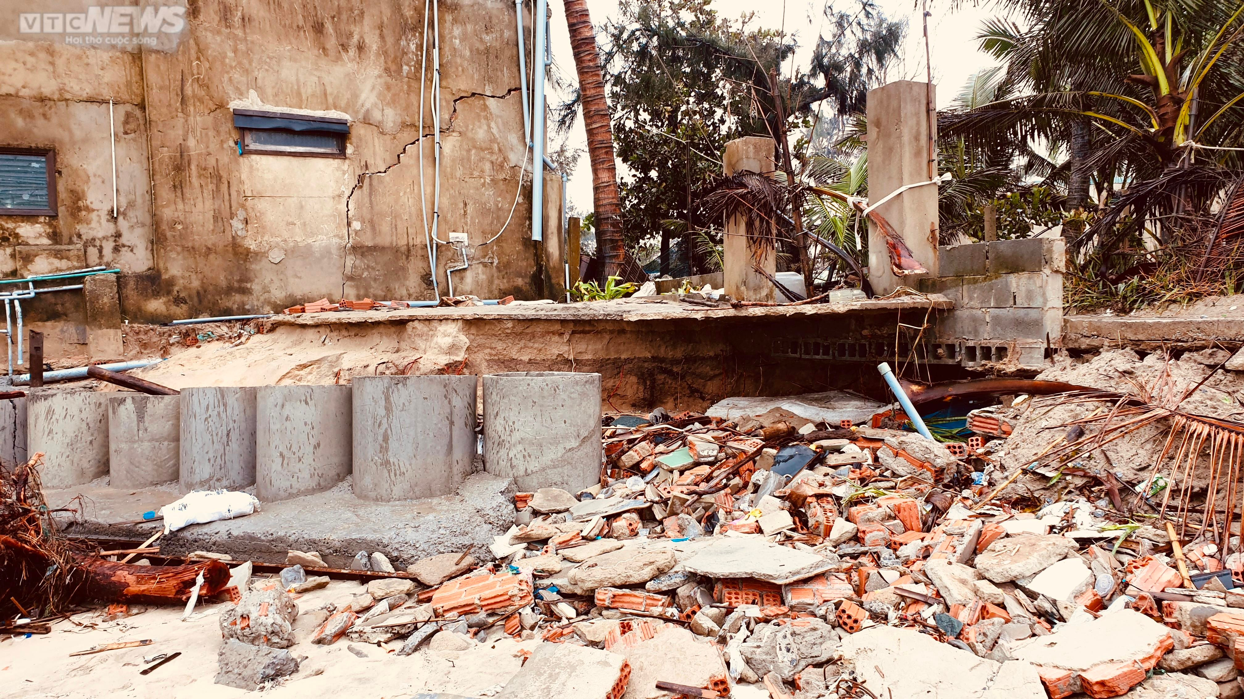 Sóng đánh sập dãy nhà dân, 'ngoạm' trơ gốc phi lao ven biển Hội An - 11