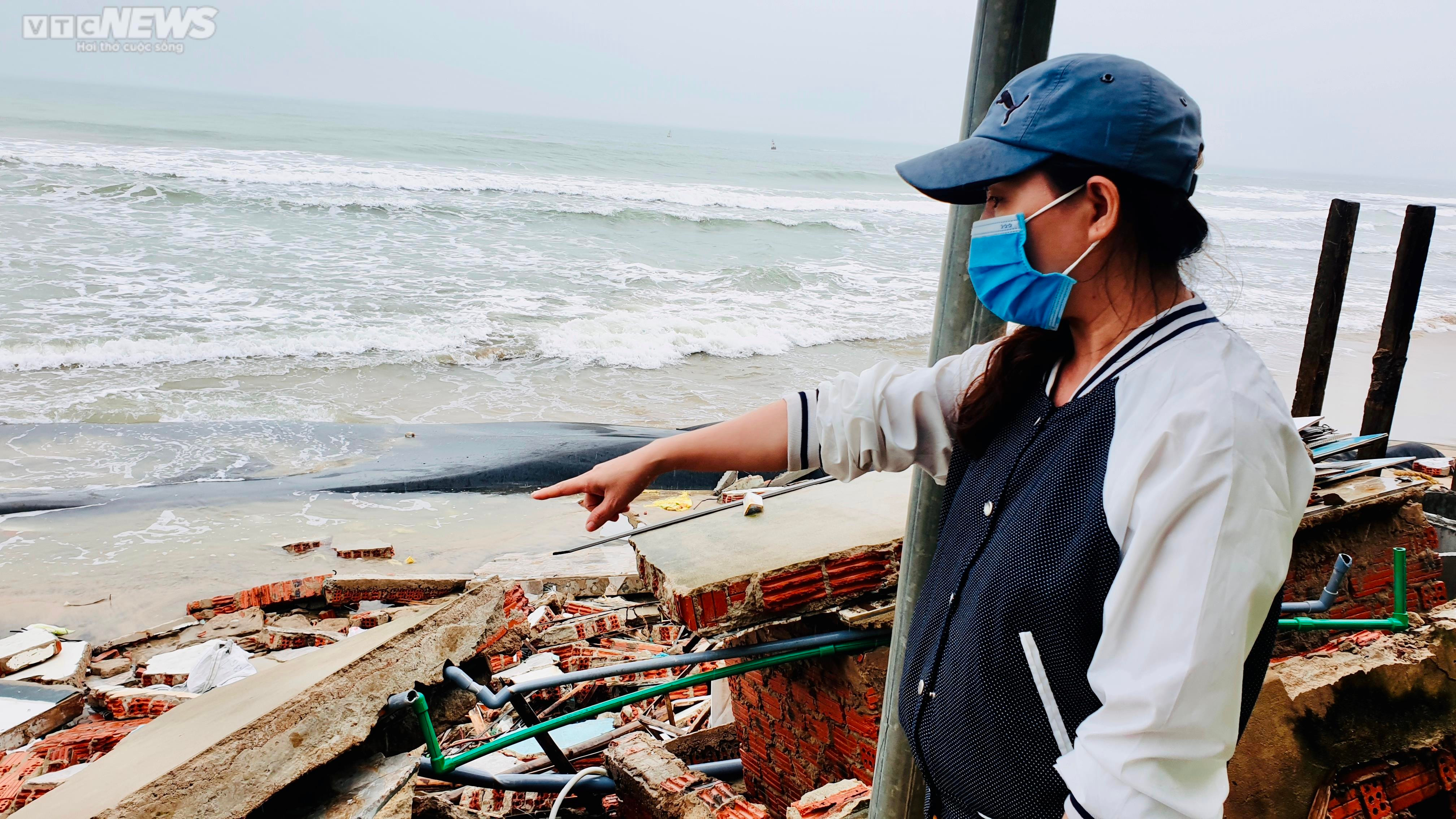 Sóng đánh sập dãy nhà dân, 'ngoạm' trơ gốc phi lao ven biển Hội An - 7