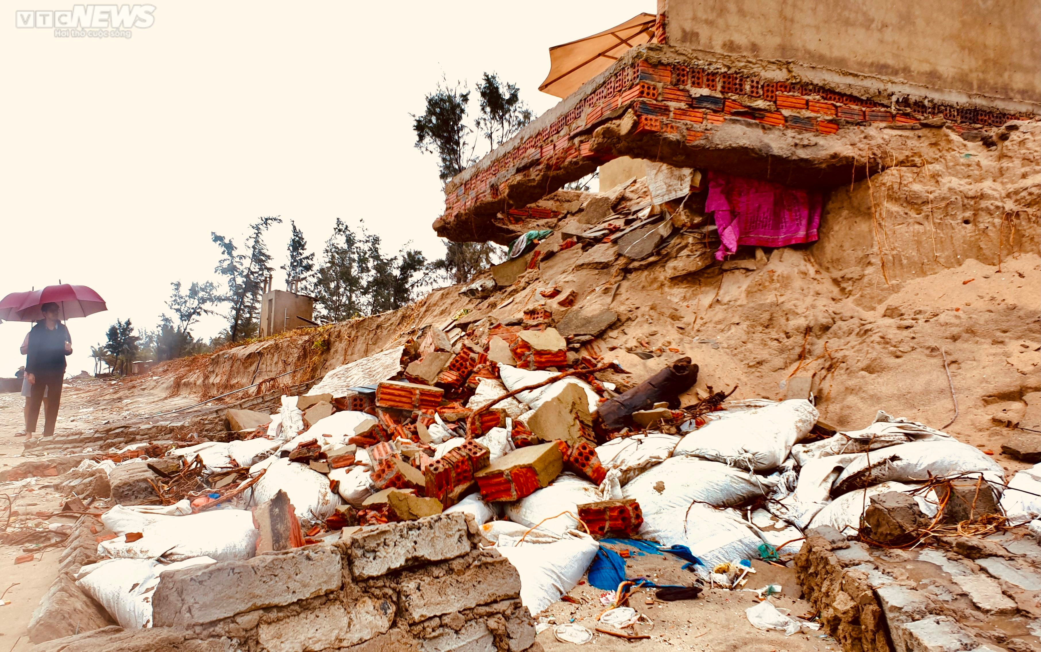 Sóng đánh sập dãy nhà dân, 'ngoạm' trơ gốc phi lao ven biển Hội An - 5