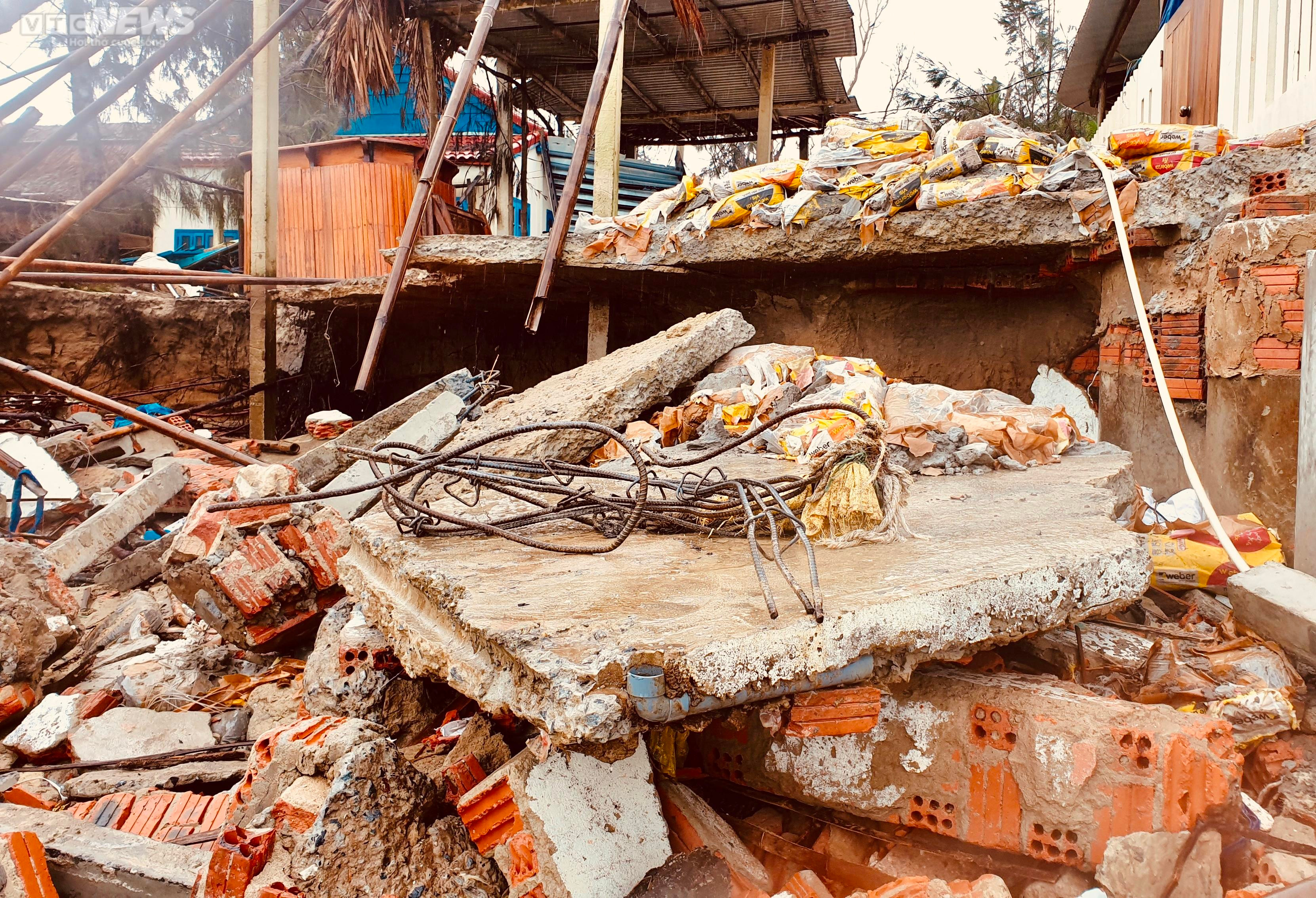 Sóng đánh sập dãy nhà dân, 'ngoạm' trơ gốc phi lao ven biển Hội An - 13