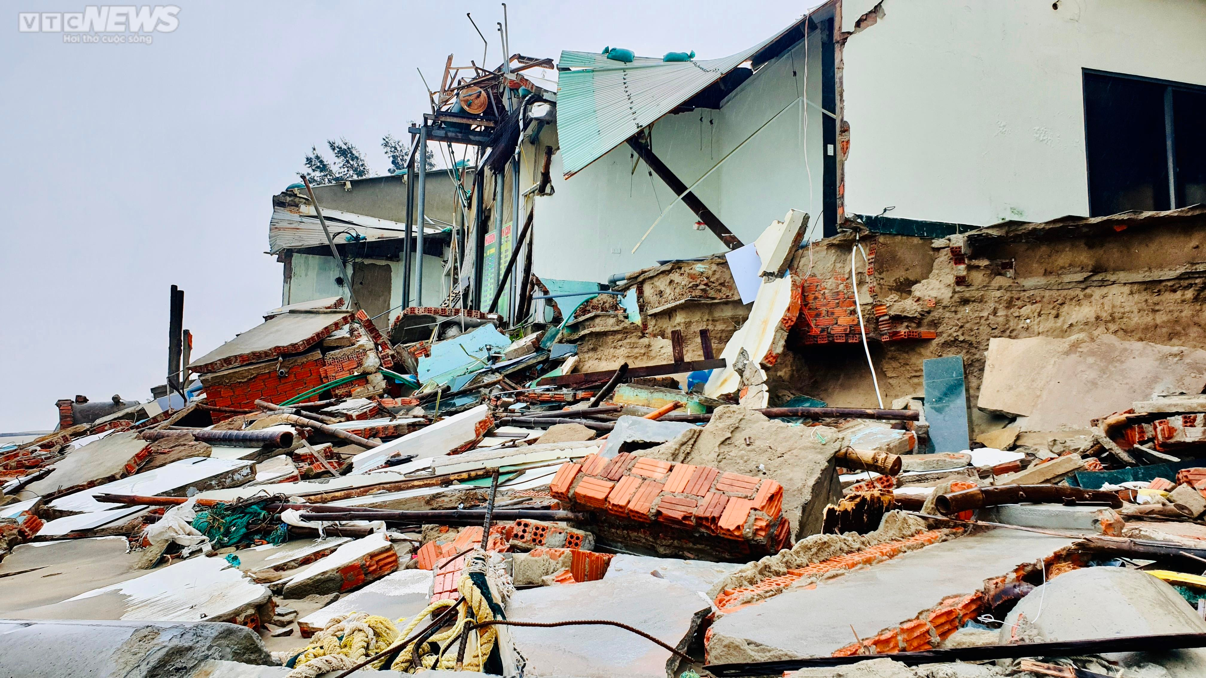 Sóng đánh sập dãy nhà dân, 'ngoạm' trơ gốc phi lao ven biển Hội An - 6