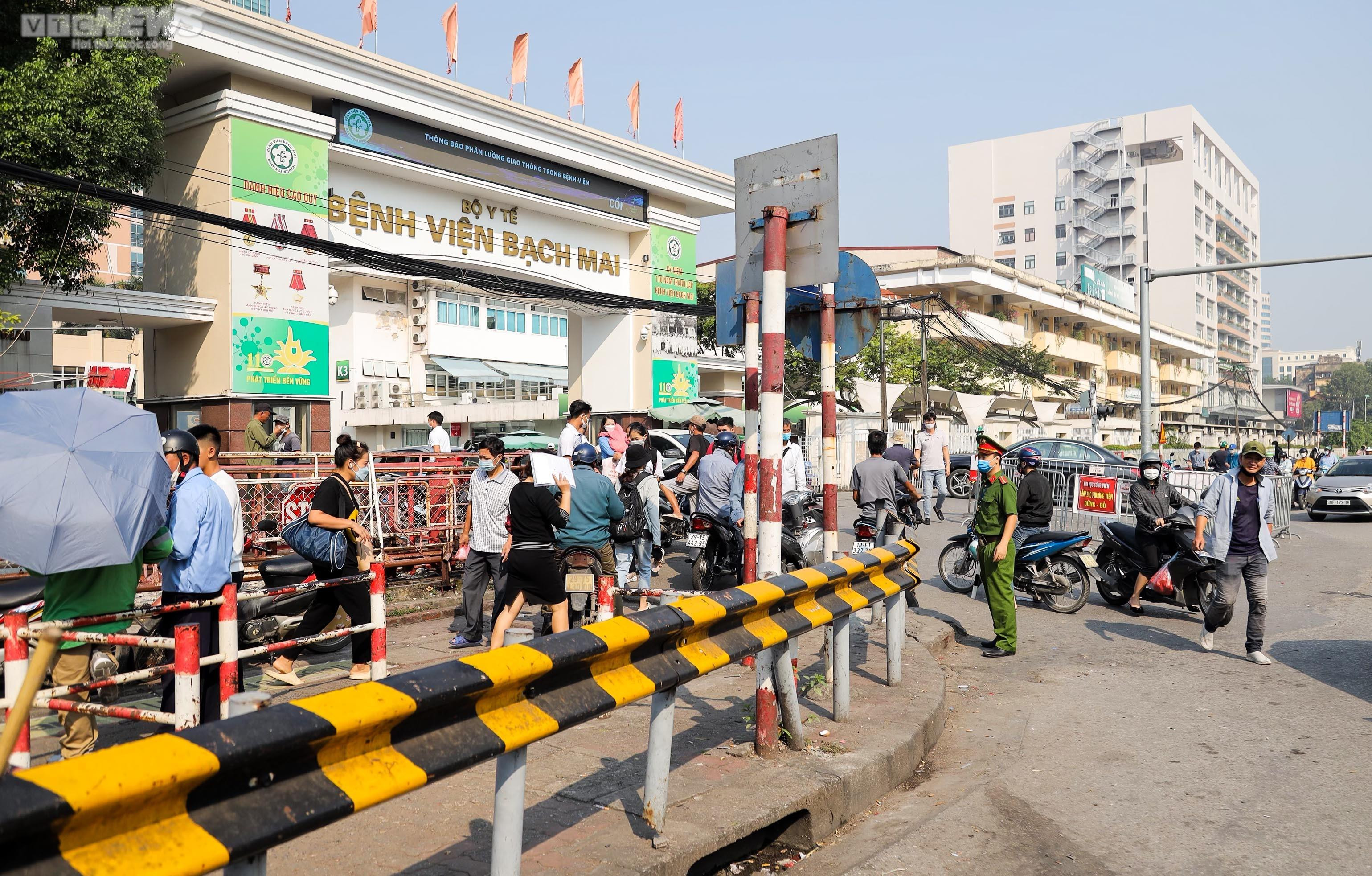 Hà Nội: Xử phạt nhiều tài xế dừng đỗ trái phép trước cổng Bệnh viện Bạch Mai - 4