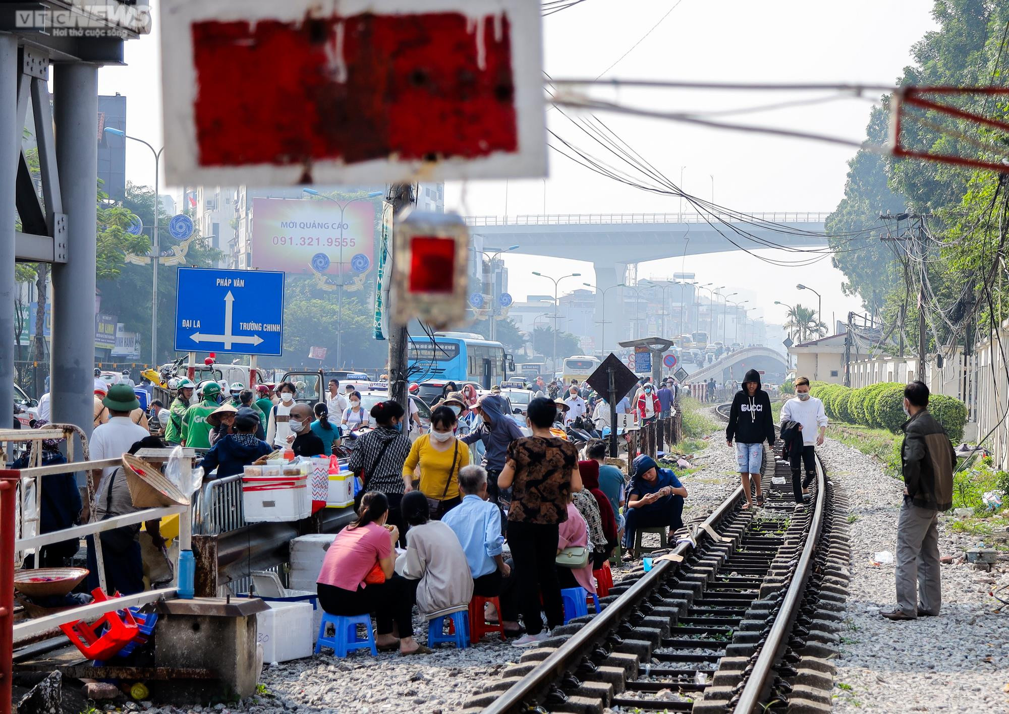 Hà Nội: Xử phạt nhiều tài xế dừng đỗ trái phép trước cổng Bệnh viện Bạch Mai - 1