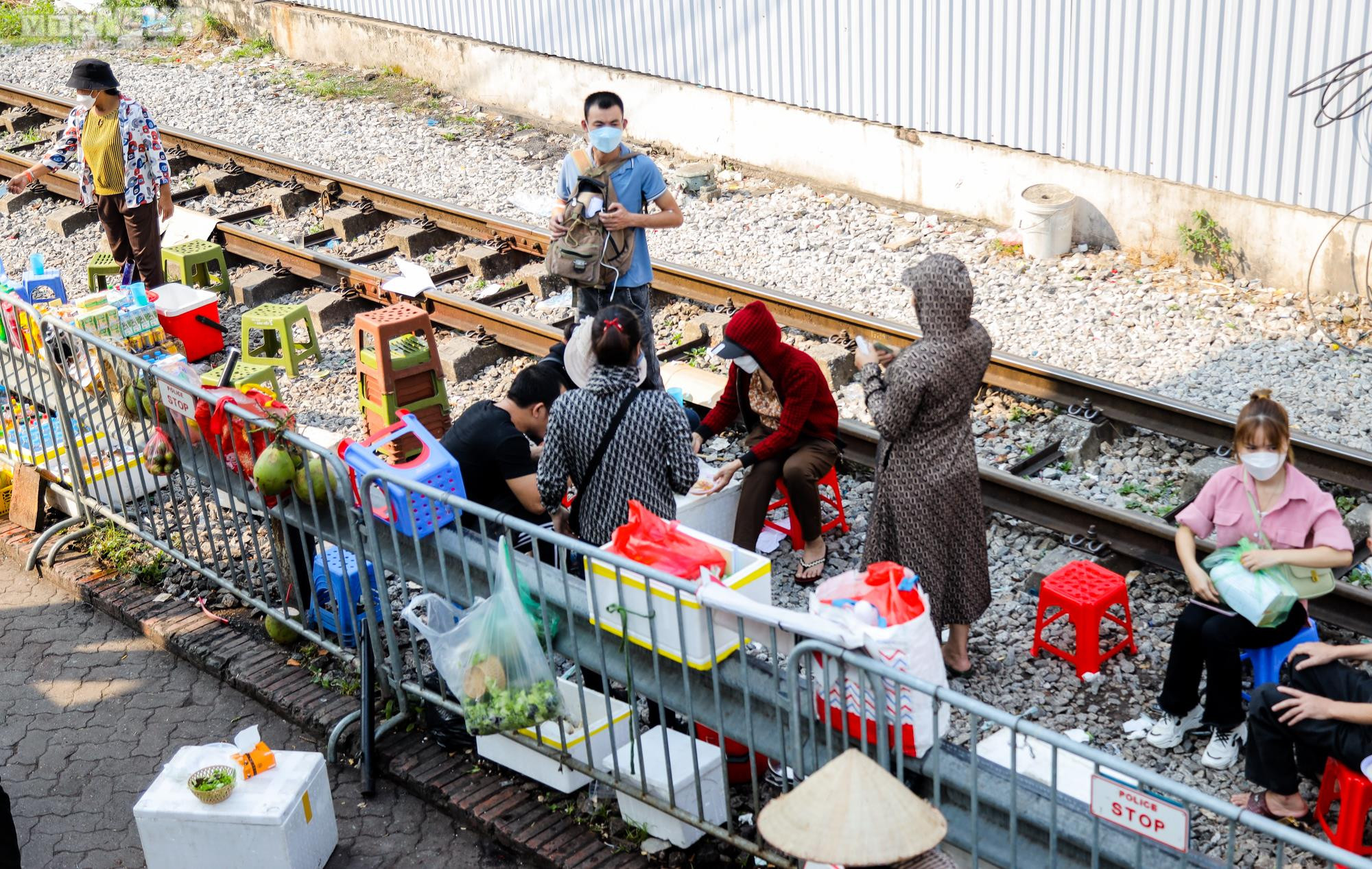 Hà Nội: Xử phạt nhiều tài xế dừng đỗ trái phép trước cổng Bệnh viện Bạch Mai - 2