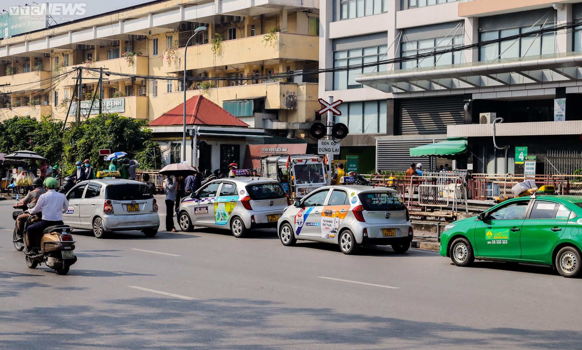 Hà Nội: Xử phạt nhiều tài xế dừng đỗ trái phép trước cổng Bệnh viện Bạch Mai - 3