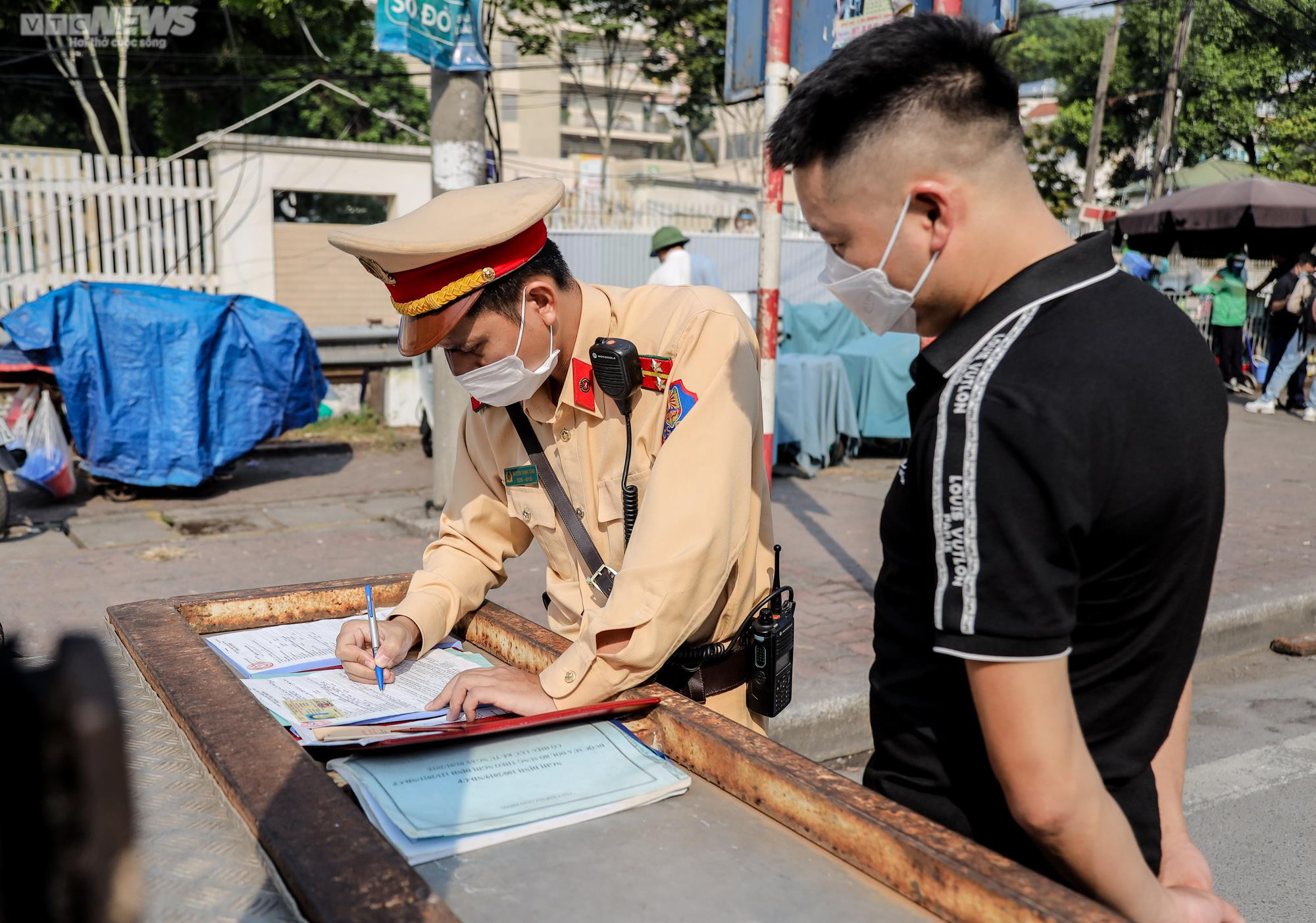 Hà Nội: Xử phạt nhiều tài xế dừng đỗ trái phép trước cổng Bệnh viện Bạch Mai - 9