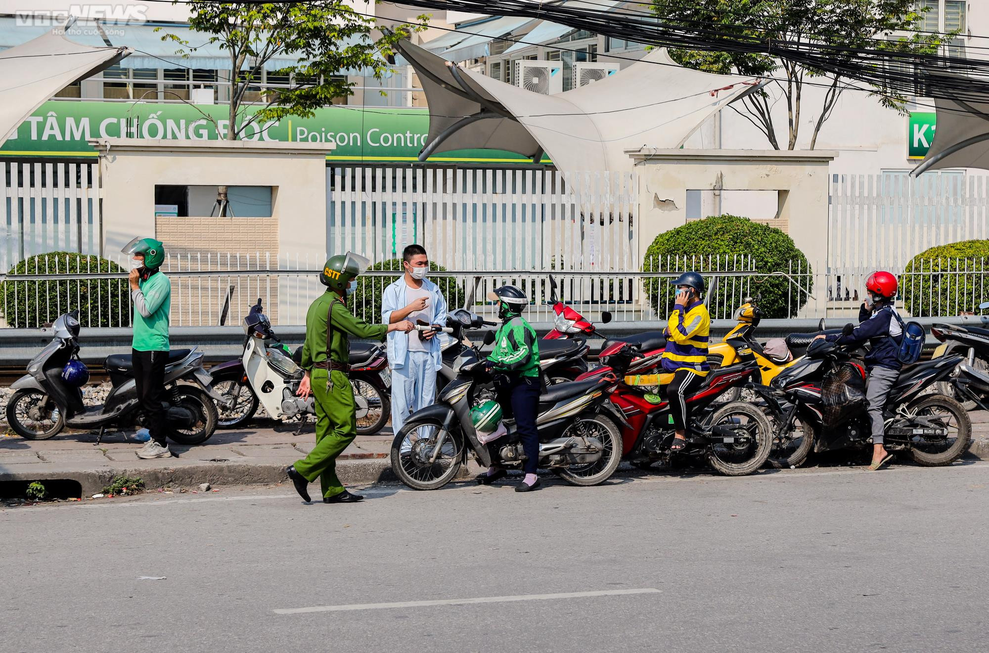 Hà Nội: Xử phạt nhiều tài xế dừng đỗ trái phép trước cổng Bệnh viện Bạch Mai - 7