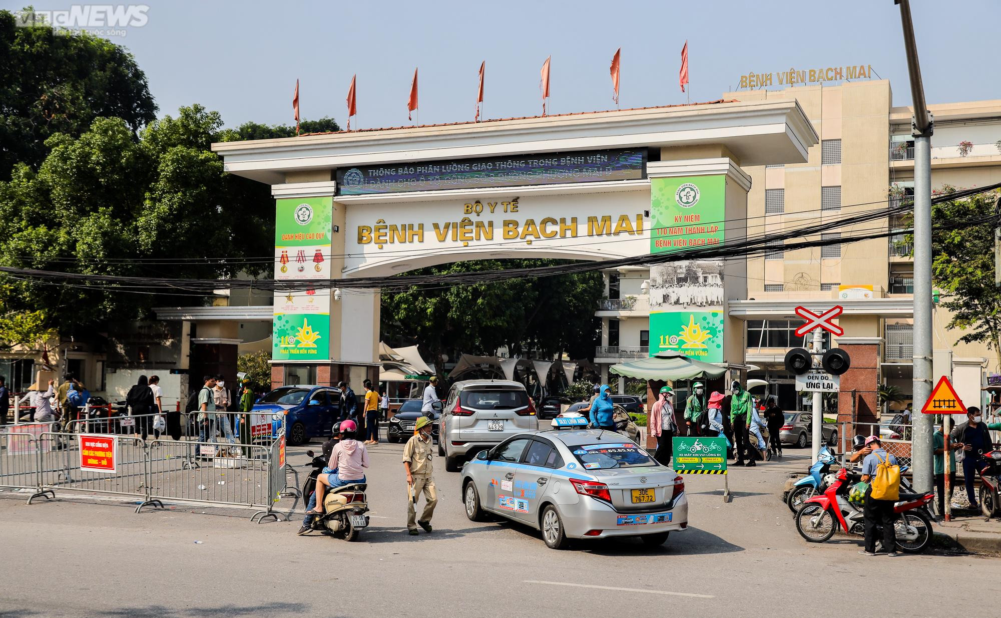 Hà Nội: Xử phạt nhiều tài xế dừng đỗ trái phép trước cổng Bệnh viện Bạch Mai - 8