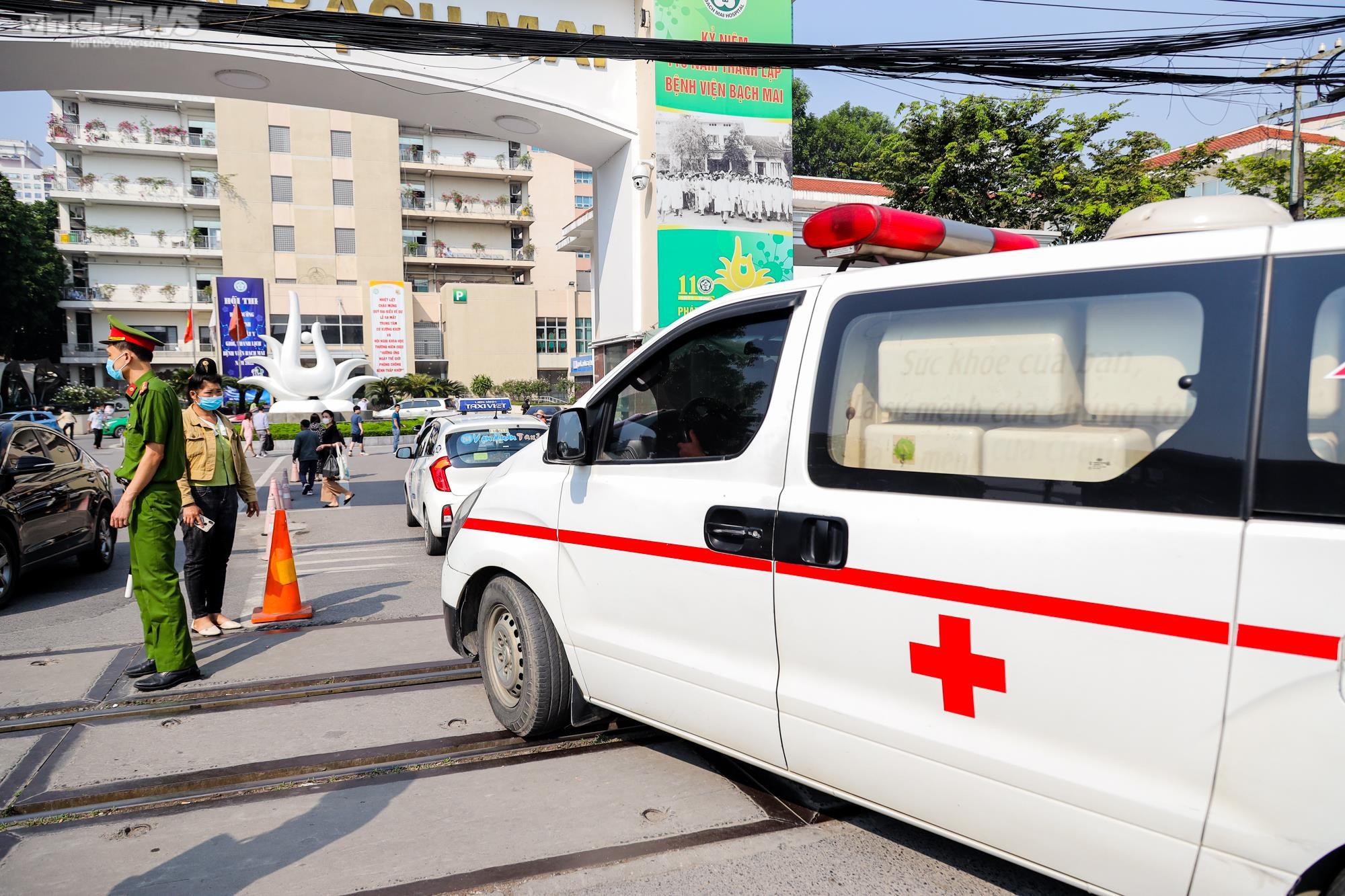 Hà Nội: Xử phạt nhiều tài xế dừng đỗ trái phép trước cổng Bệnh viện Bạch Mai - 10