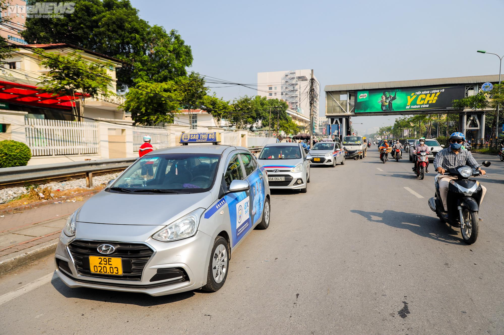 Hà Nội: Xử phạt nhiều tài xế dừng đỗ trái phép trước cổng Bệnh viện Bạch Mai - 5