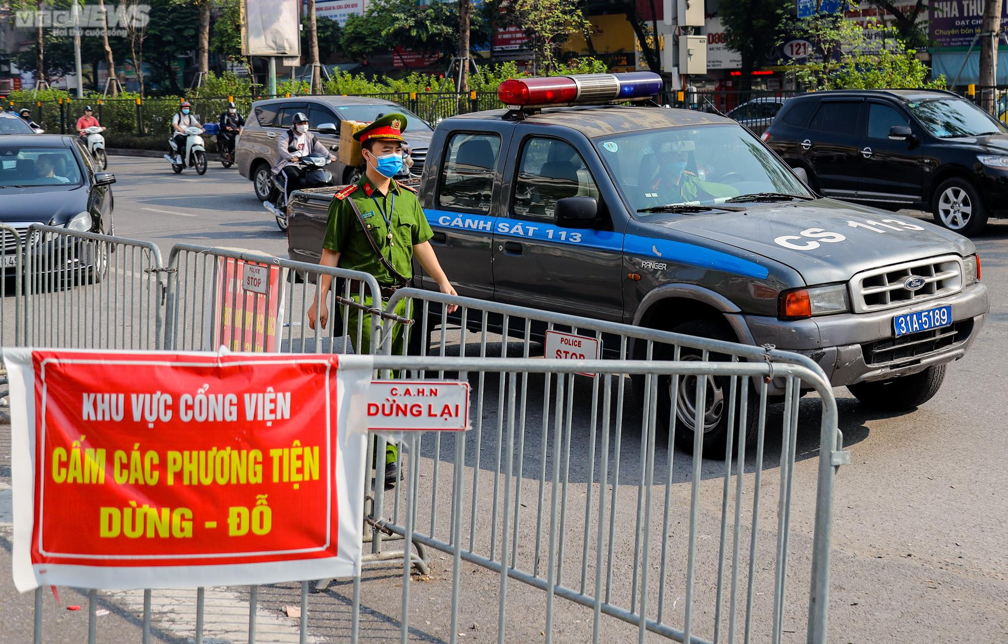 Hà Nội: Xử phạt nhiều tài xế dừng đỗ trái phép trước cổng Bệnh viện Bạch Mai - 6