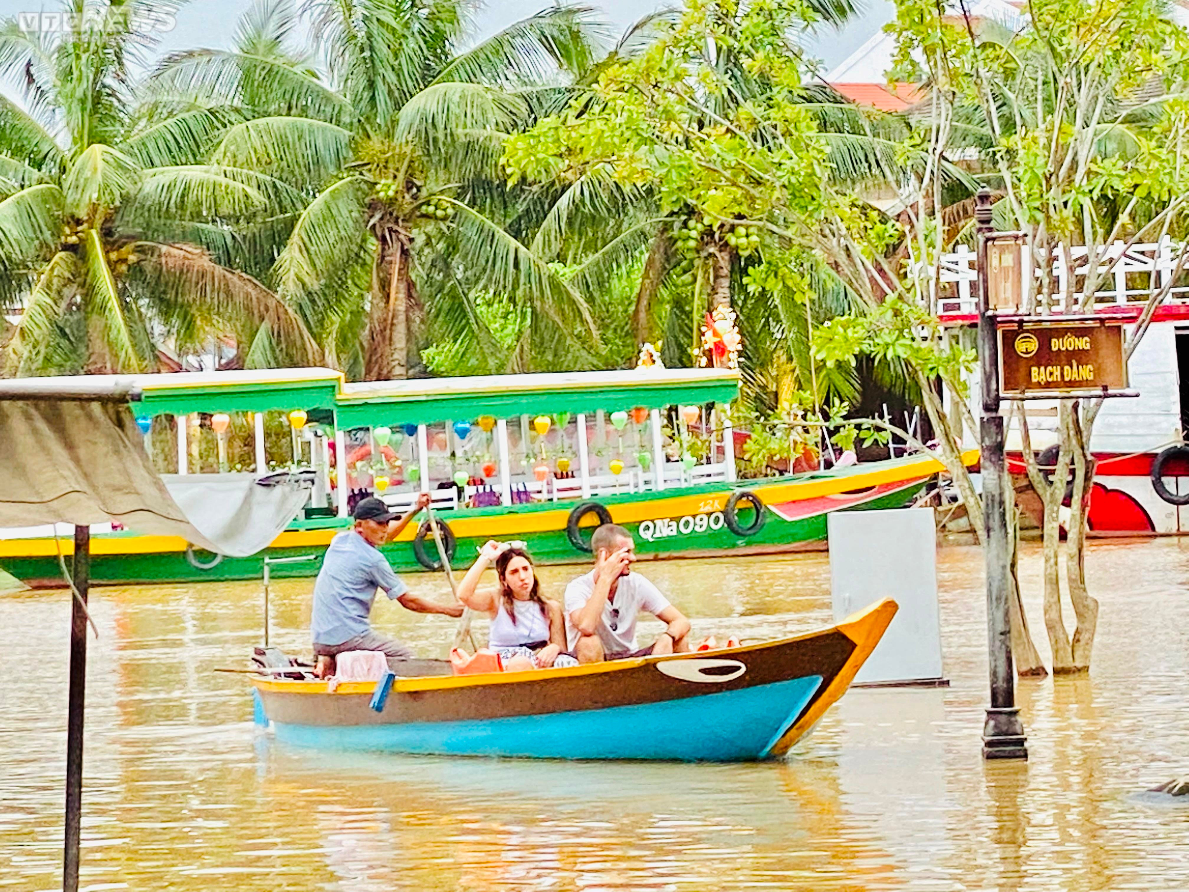 Du khách ngồi thuyền, xích lô tham quan Hội An trong ngày nước sông Hoài dâng - 8