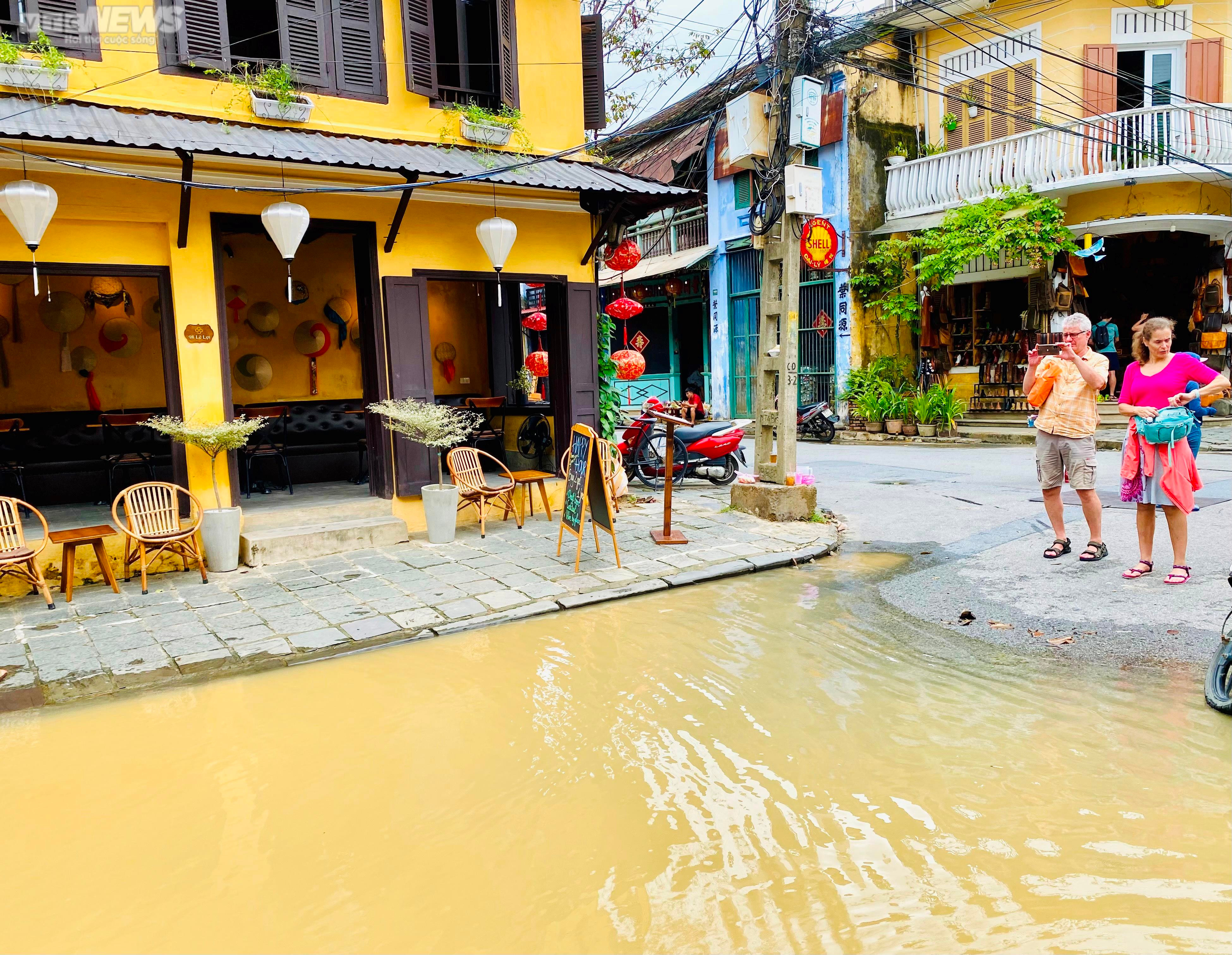 Du khách ngồi thuyền, xích lô tham quan Hội An trong ngày nước sông Hoài dâng - 11