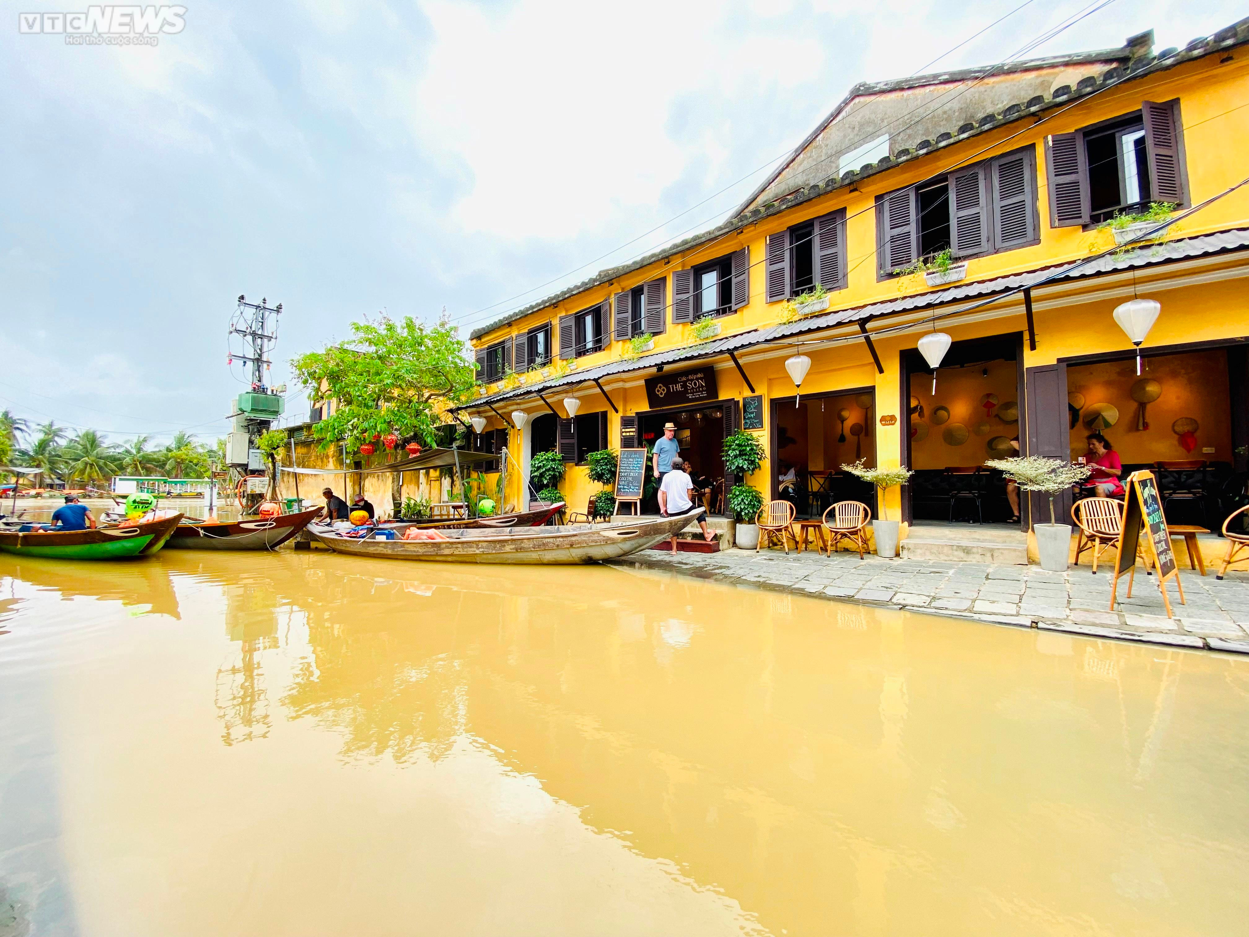 Du khách ngồi thuyền, xích lô tham quan Hội An trong ngày nước sông Hoài dâng - 7