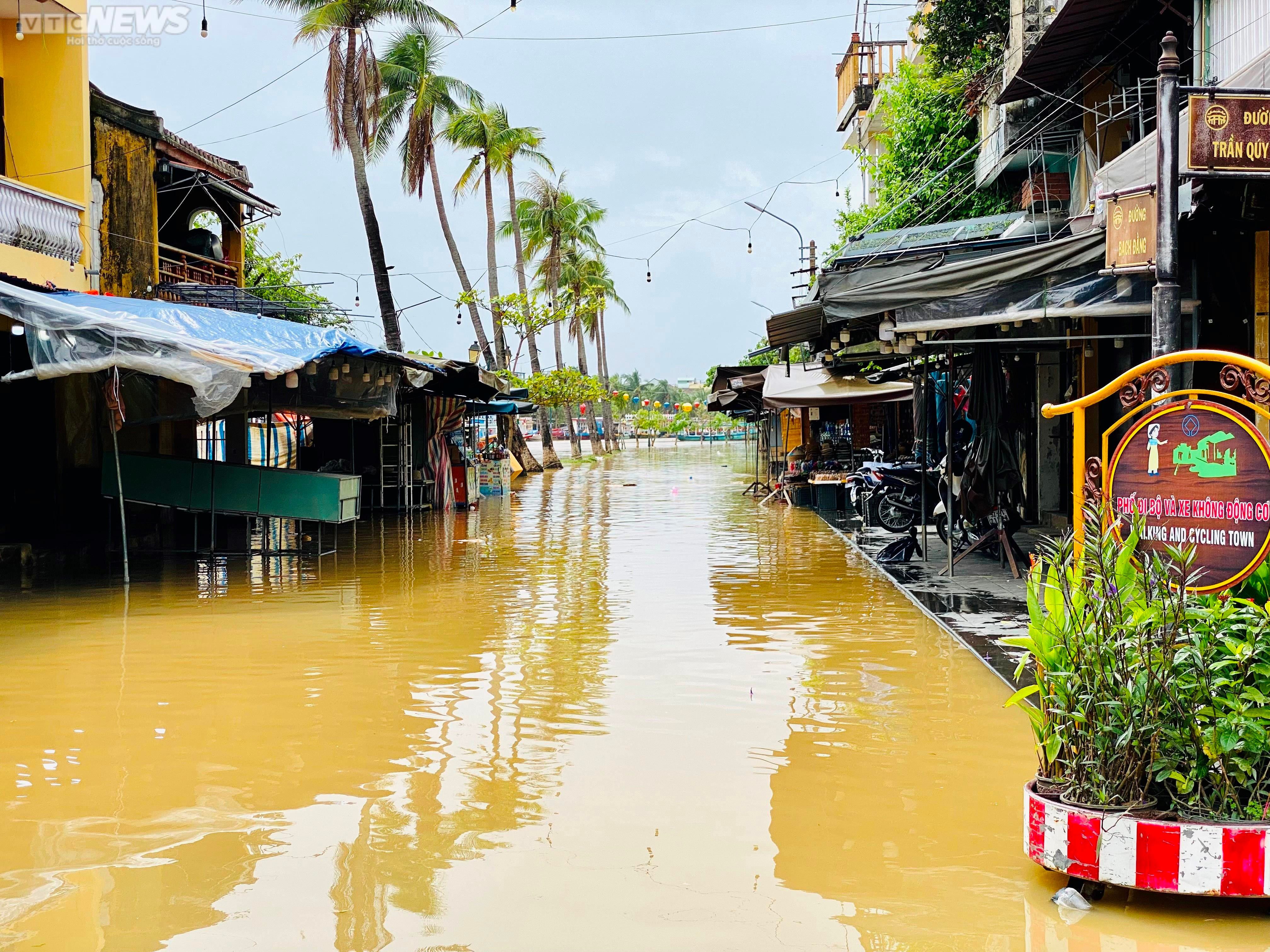 Du khách ngồi thuyền, xích lô tham quan Hội An trong ngày nước sông Hoài dâng - 6