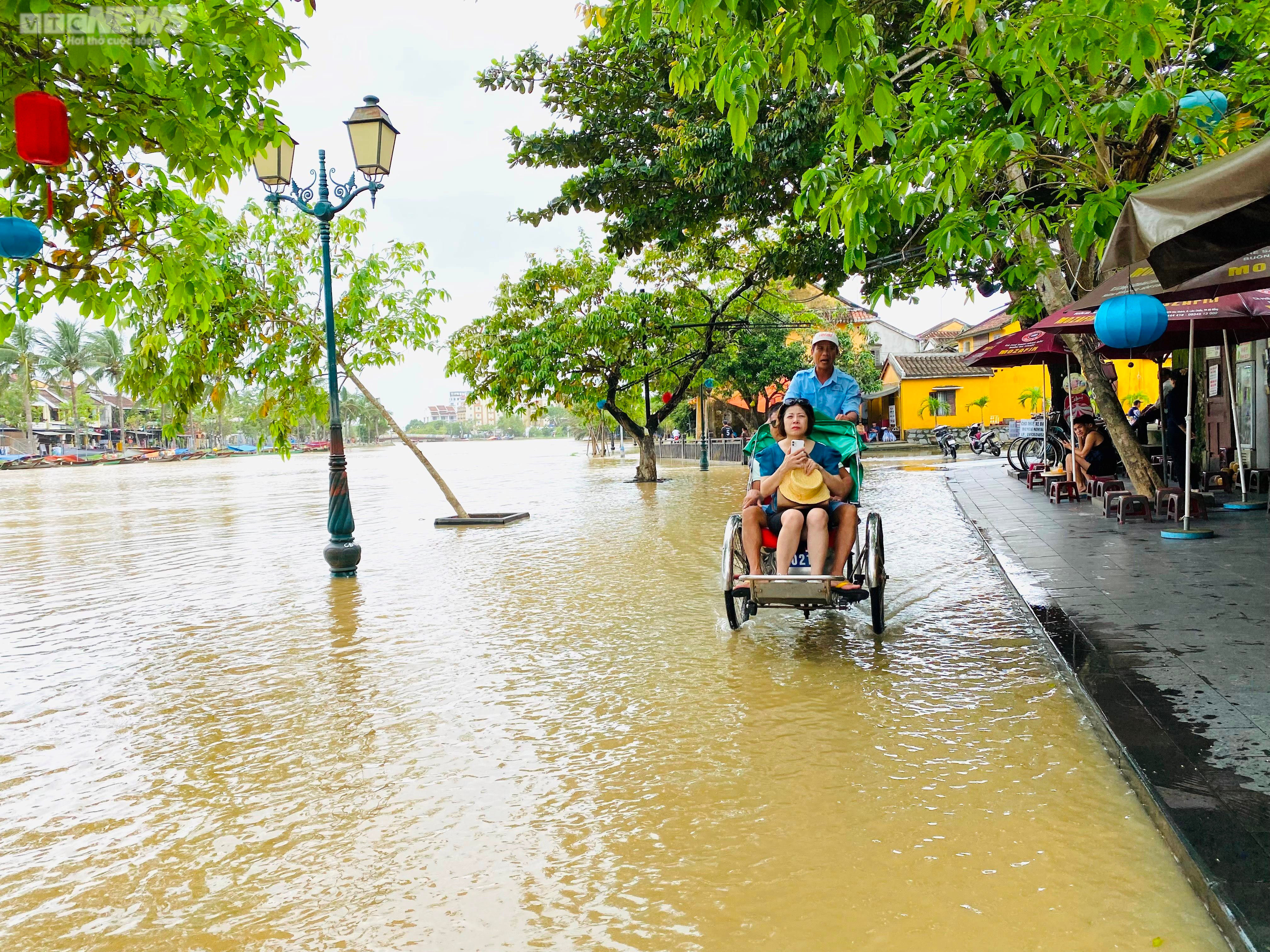 Du khách ngồi thuyền, xích lô tham quan Hội An trong ngày nước sông Hoài dâng - 9
