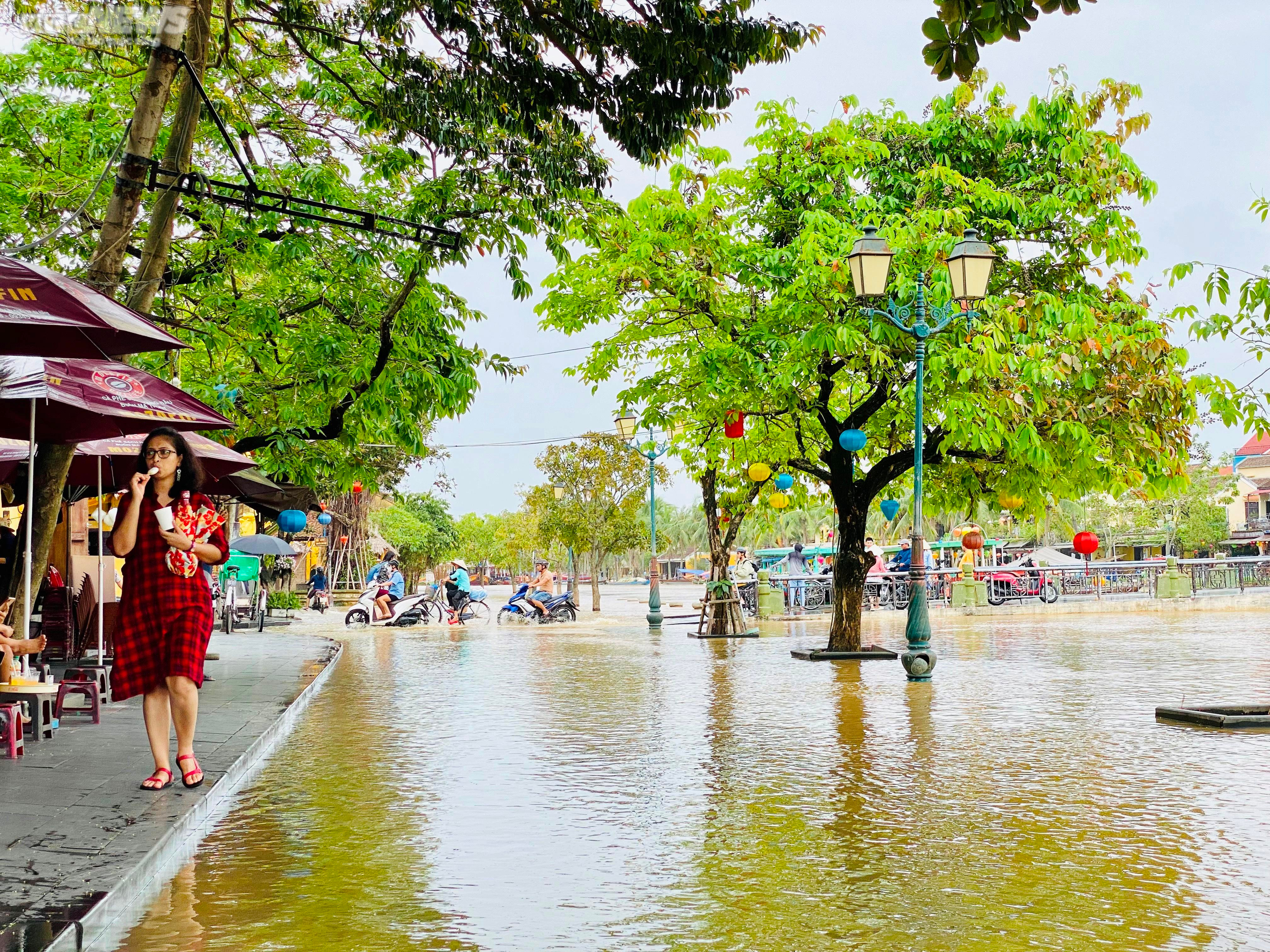 Du khách ngồi thuyền, xích lô tham quan Hội An trong ngày nước sông Hoài dâng - 2