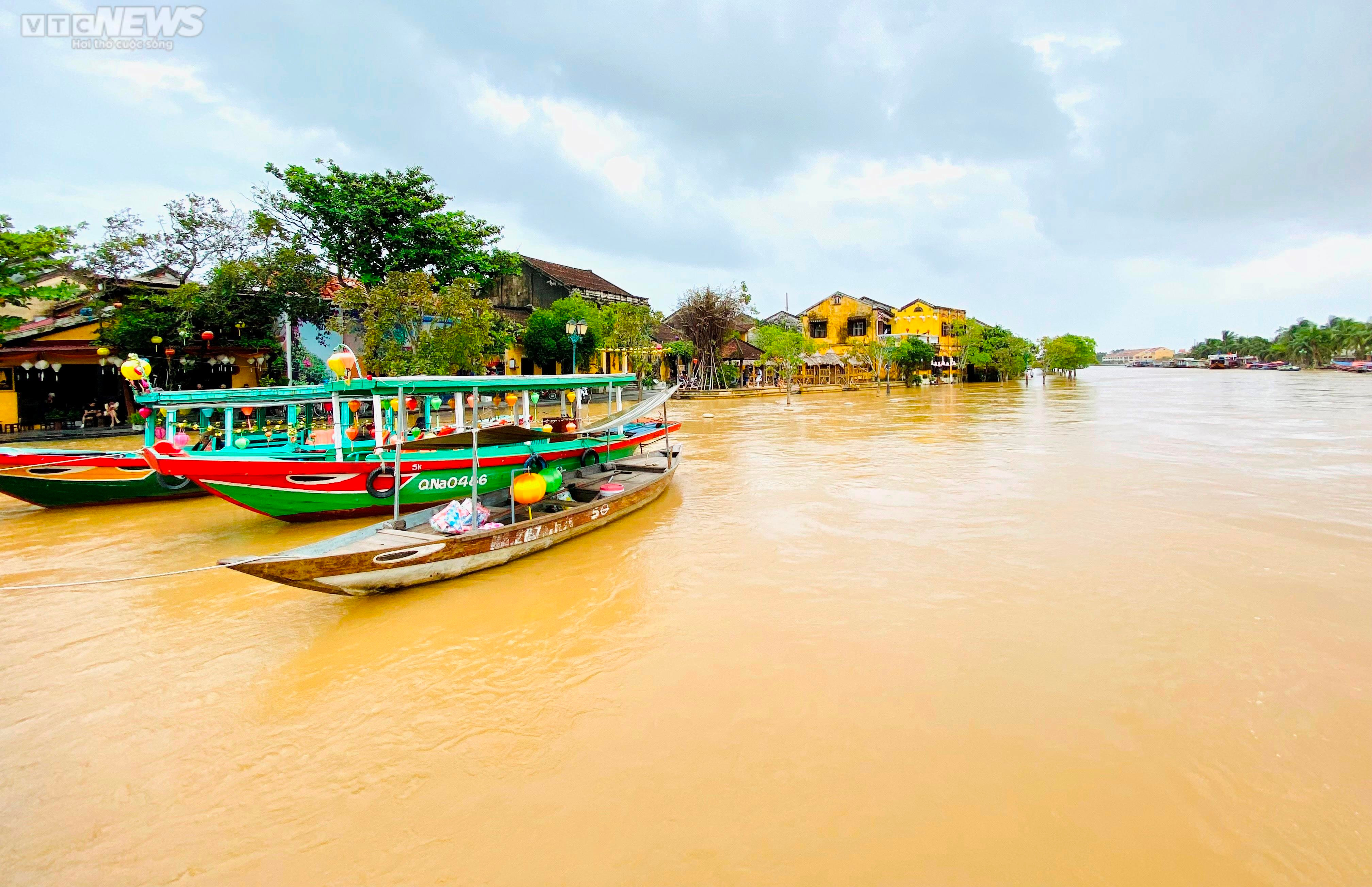 Du khách ngồi thuyền, xích lô tham quan Hội An trong ngày nước sông Hoài dâng - 1