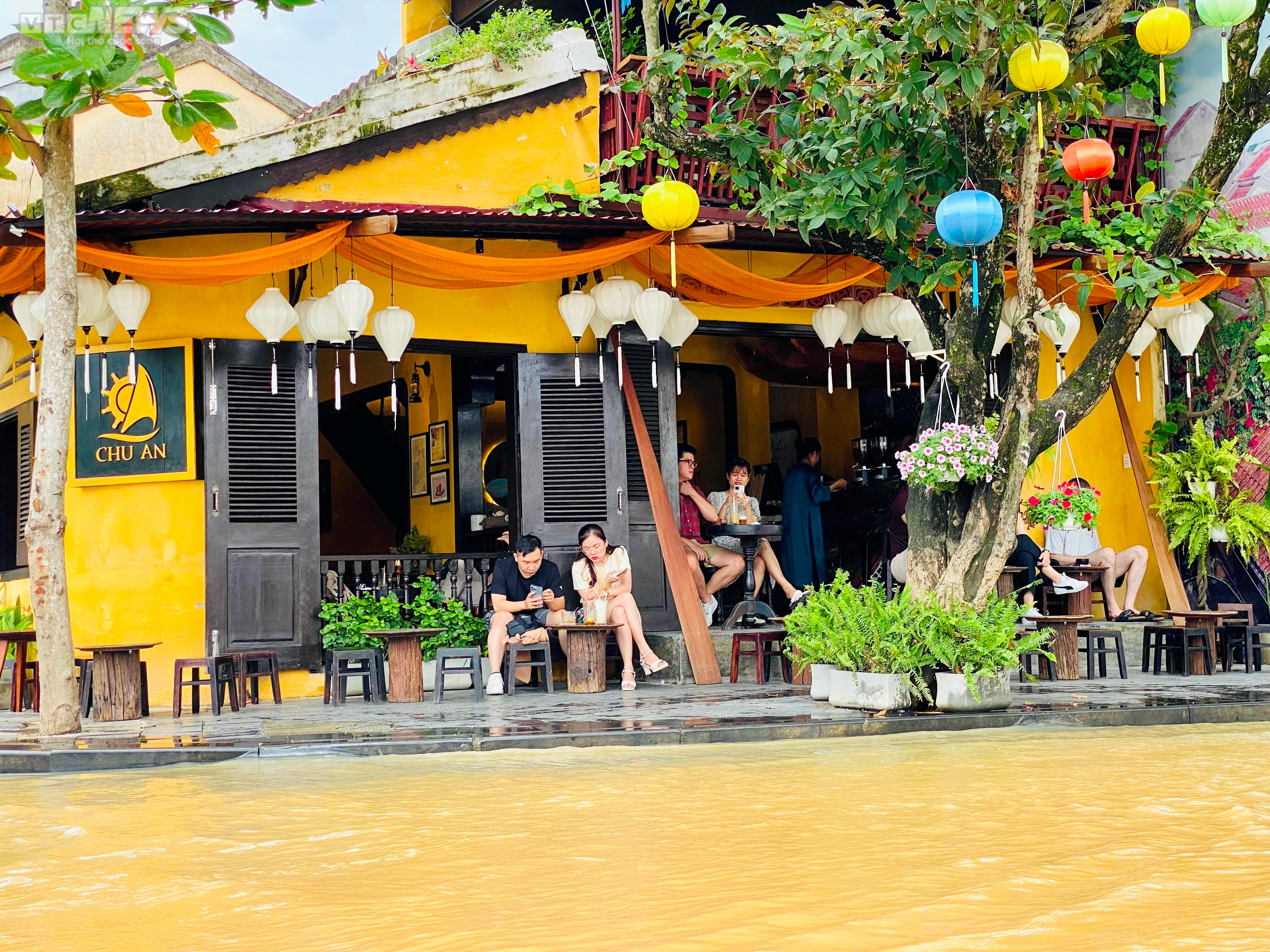 Du khách ngồi thuyền, xích lô tham quan Hội An trong ngày nước sông Hoài dâng - 10