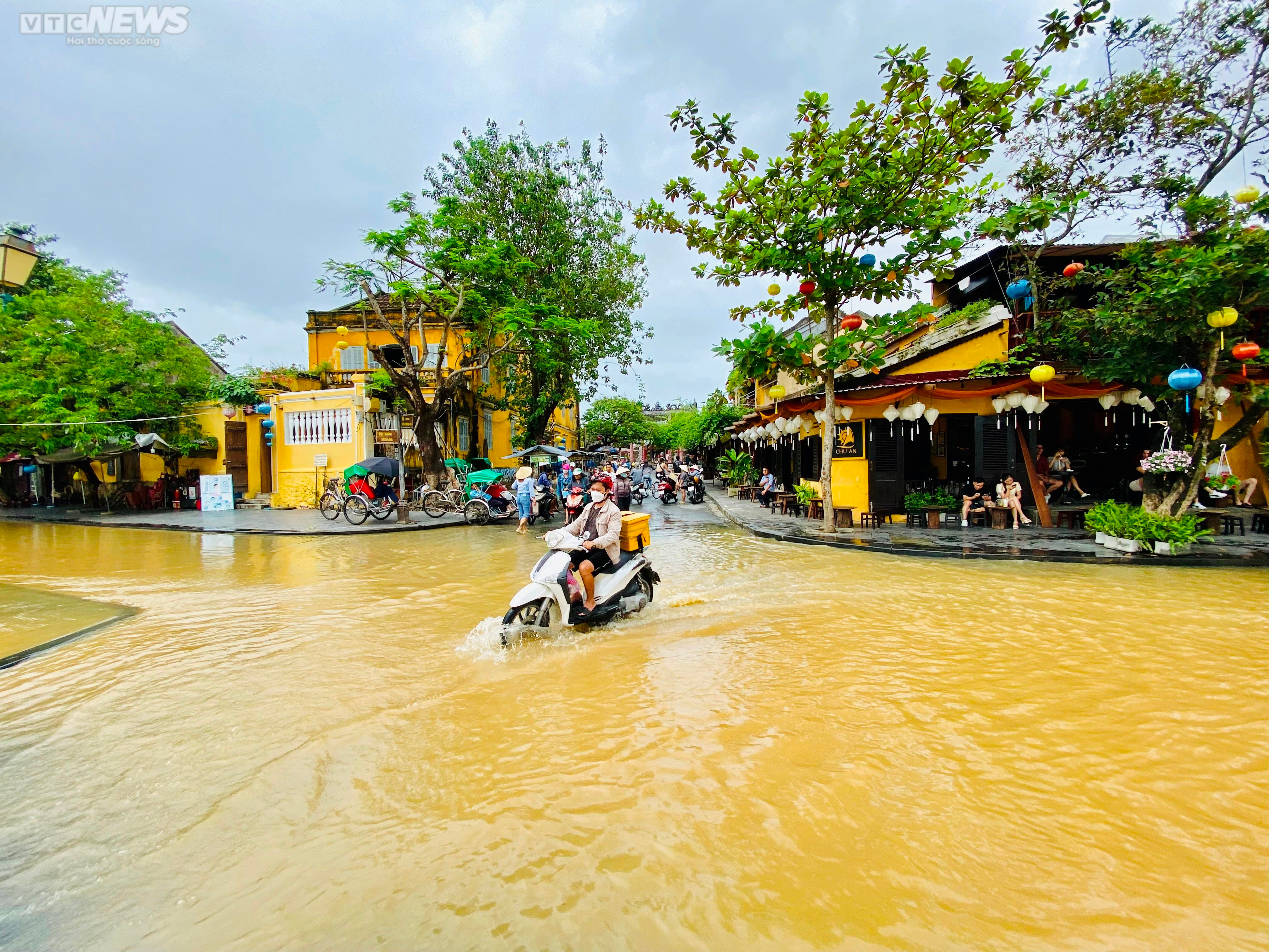 Du khách ngồi thuyền, xích lô tham quan Hội An trong ngày nước sông Hoài dâng - 3