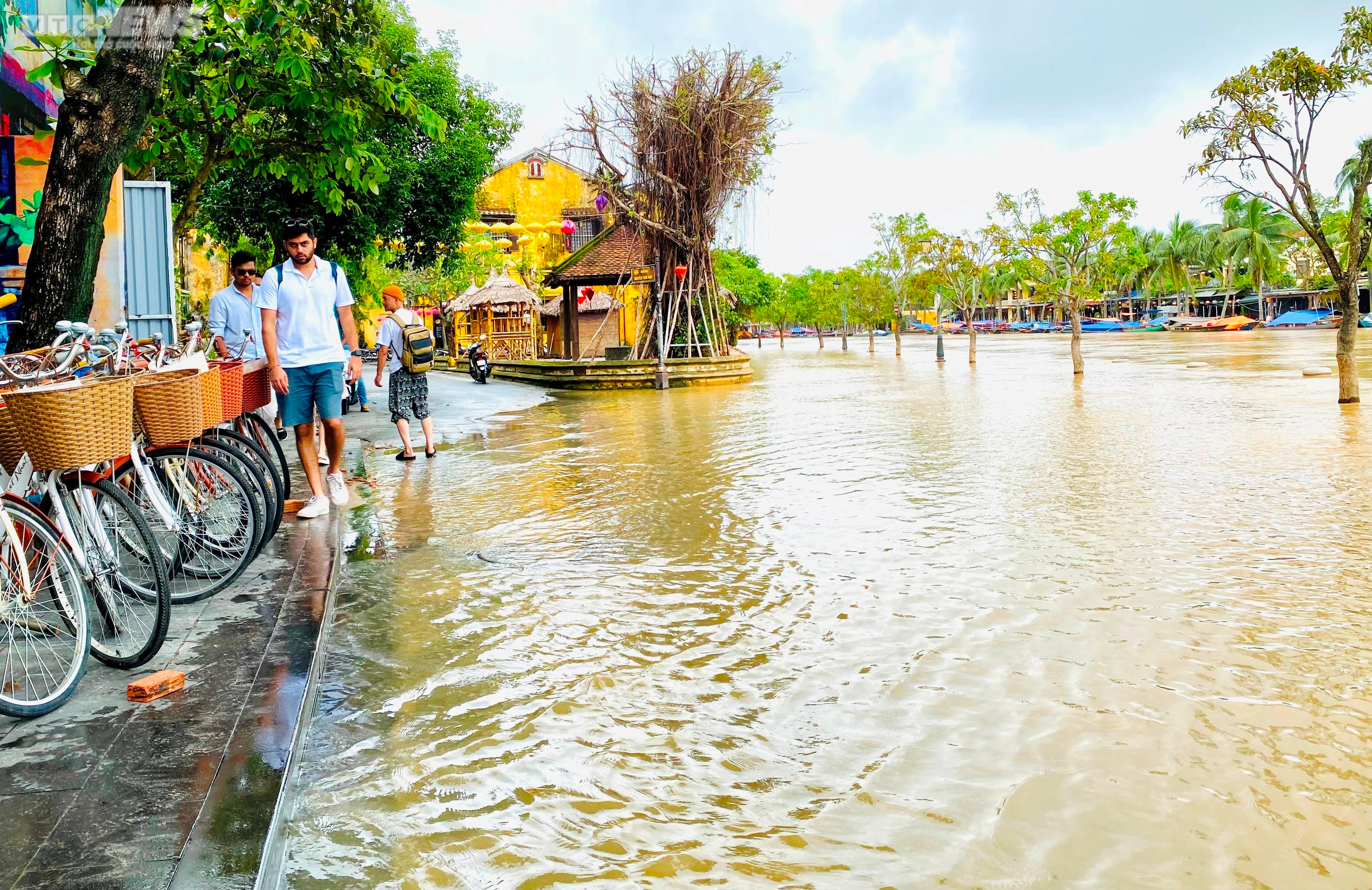 Du khách ngồi thuyền, xích lô tham quan Hội An trong ngày nước sông Hoài dâng - 5