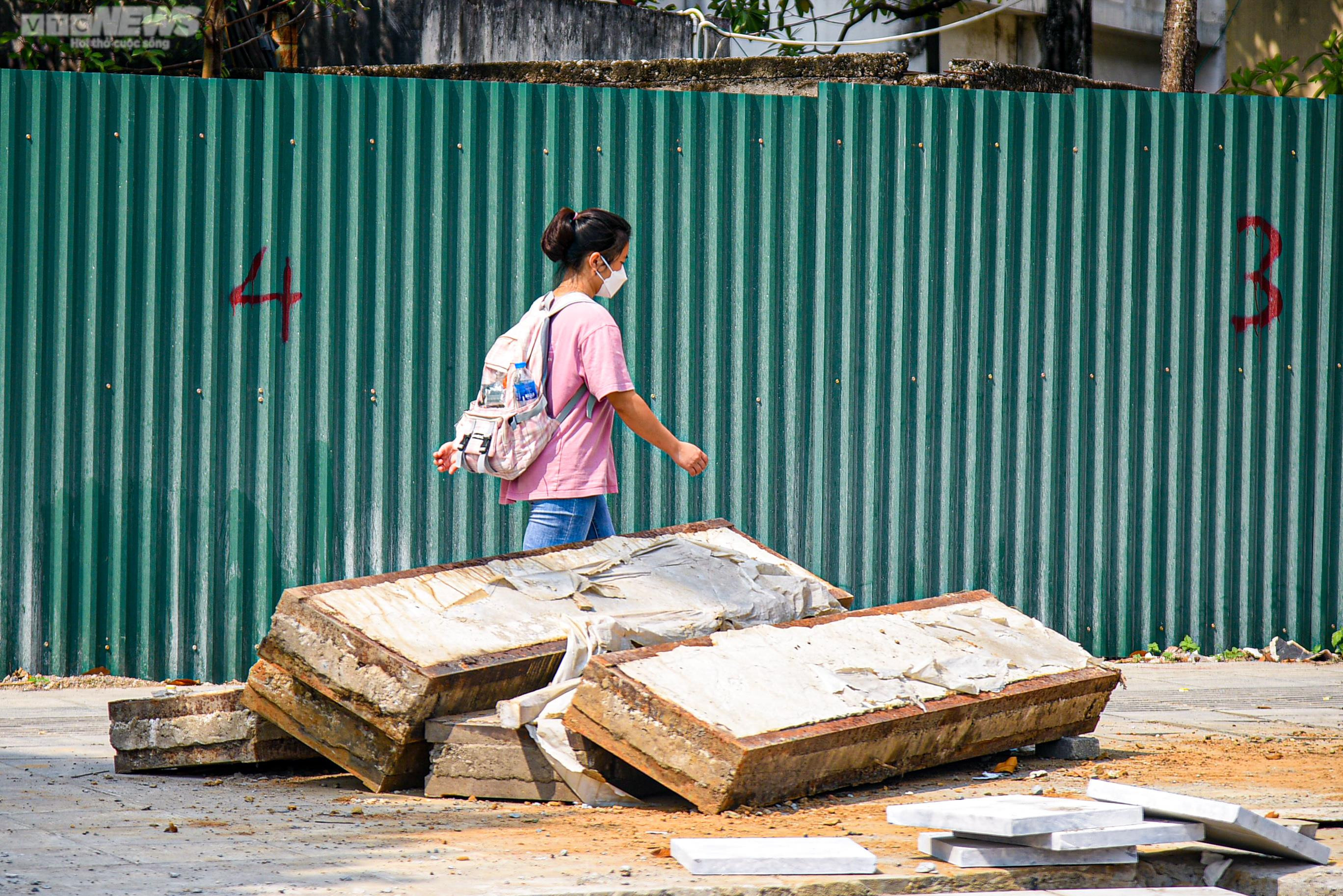 Sau 2 năm, đá lát vỉa hè Hà Nội bung vỡ dù được quảng cáo có 'độ bền 70 năm' - 12