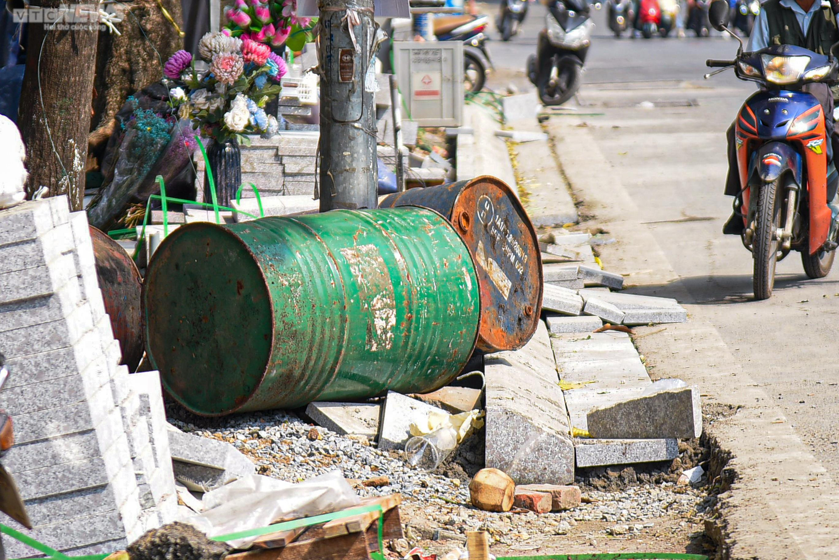 Sau 2 năm, đá lát vỉa hè Hà Nội bung vỡ dù được quảng cáo có 'độ bền 70 năm' - 11