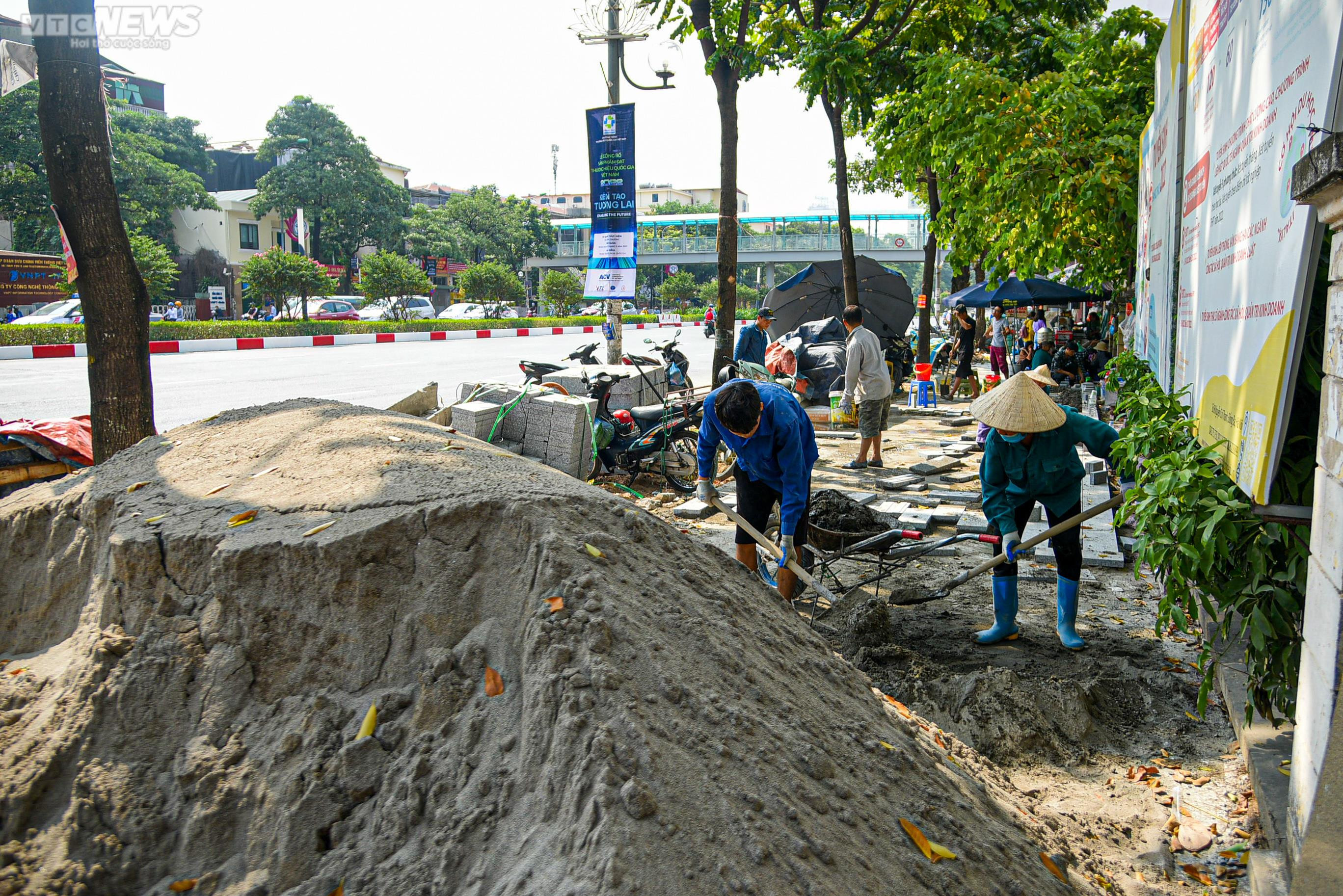 Sau 2 năm, đá lát vỉa hè Hà Nội bung vỡ dù được quảng cáo có 'độ bền 70 năm' - 7