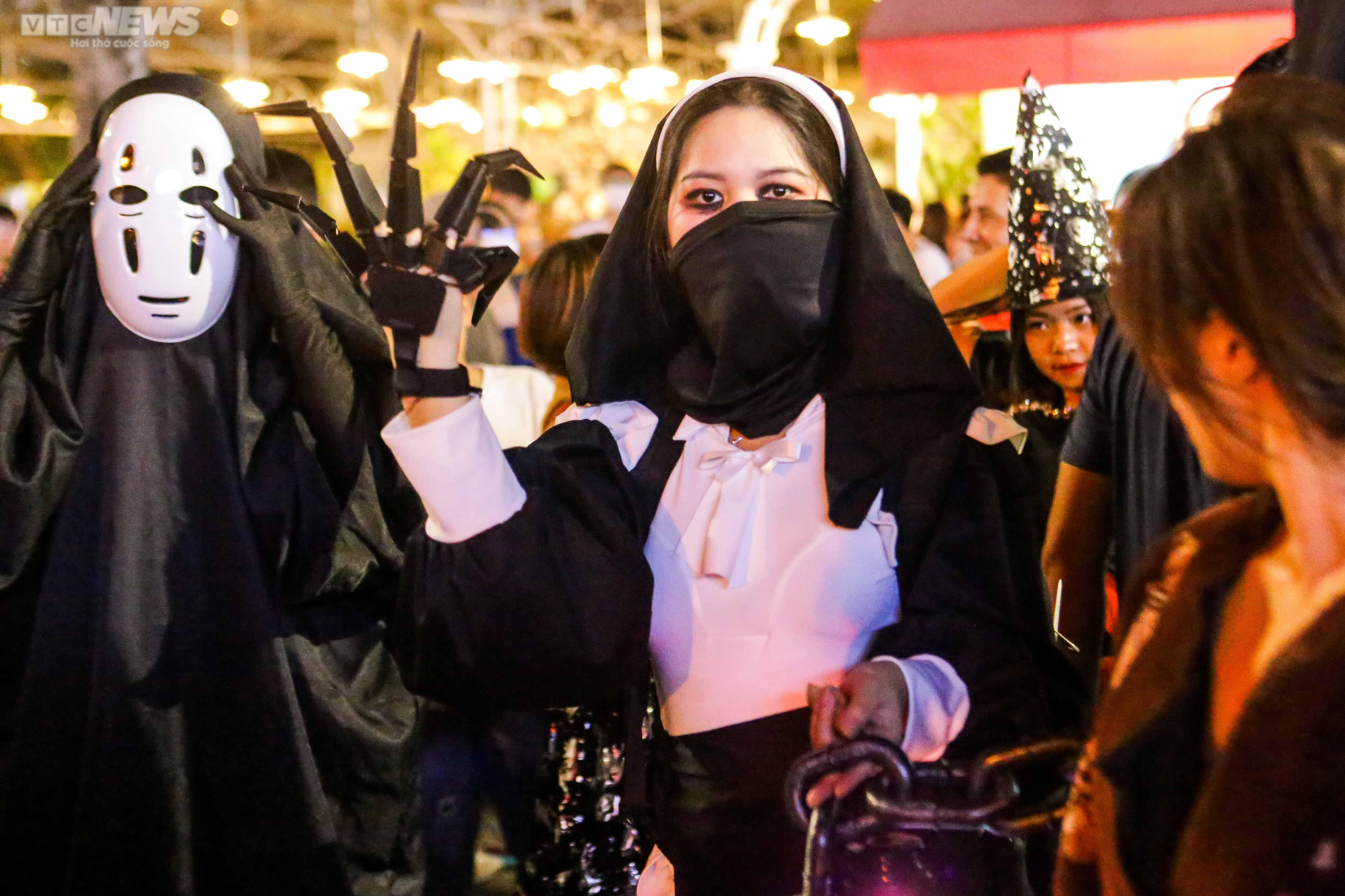 Ảnh: Giới trẻ Hà Nội hóa trang ma quái đổ lên phố đi bộ đón Halloween - 5