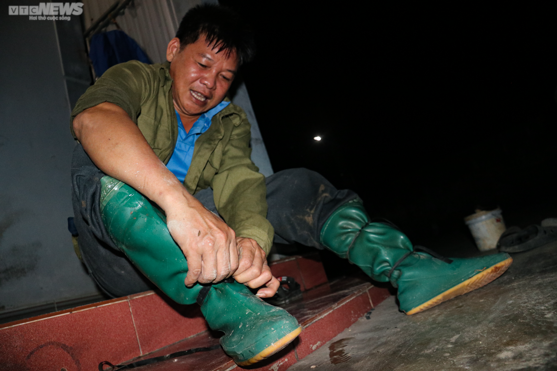 Người Hà Tĩnh đội đèn, bì bõm săn cua đồng sau mùa lũ - 1