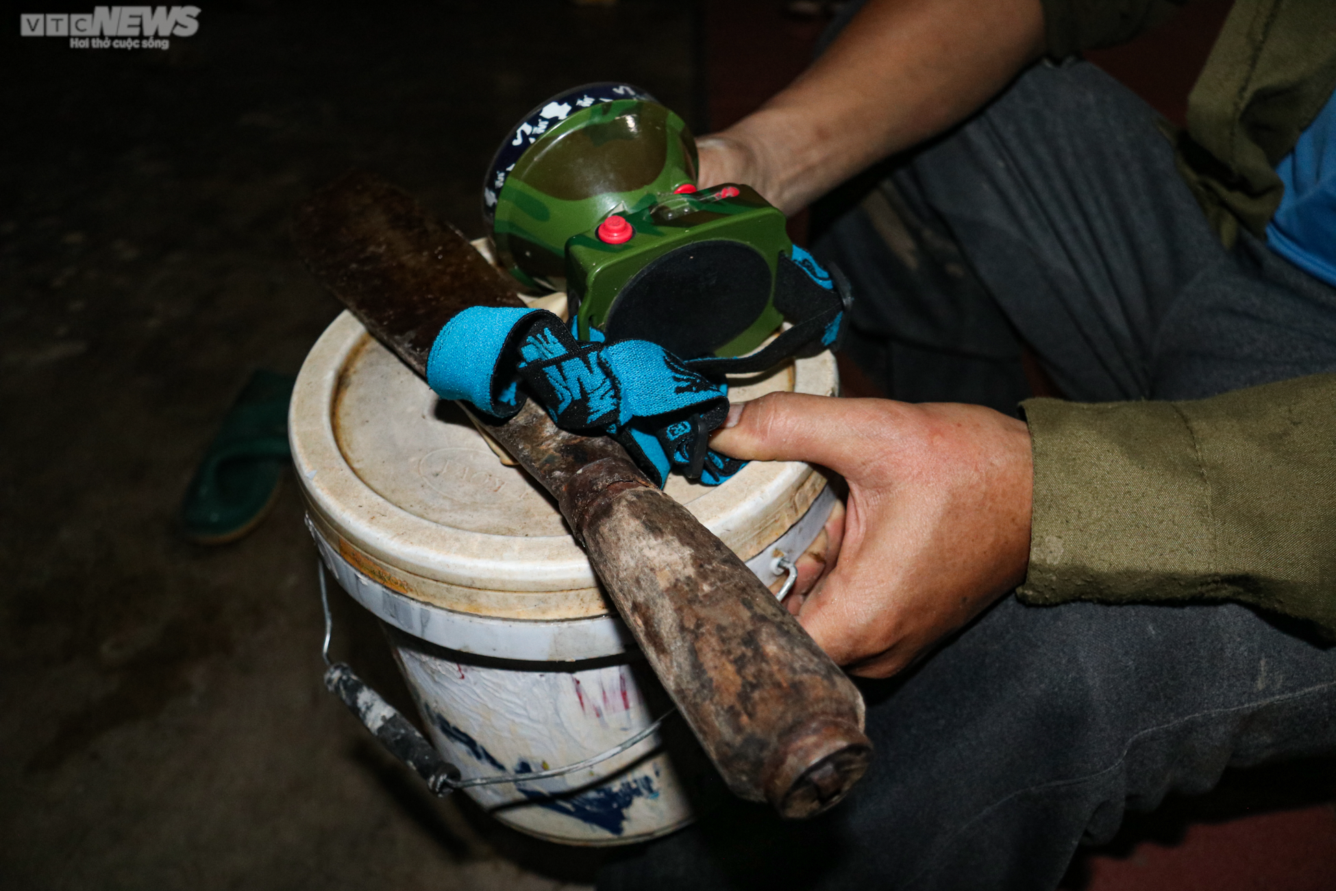 Người Hà Tĩnh đội đèn, bì bõm săn cua đồng sau mùa lũ - 2