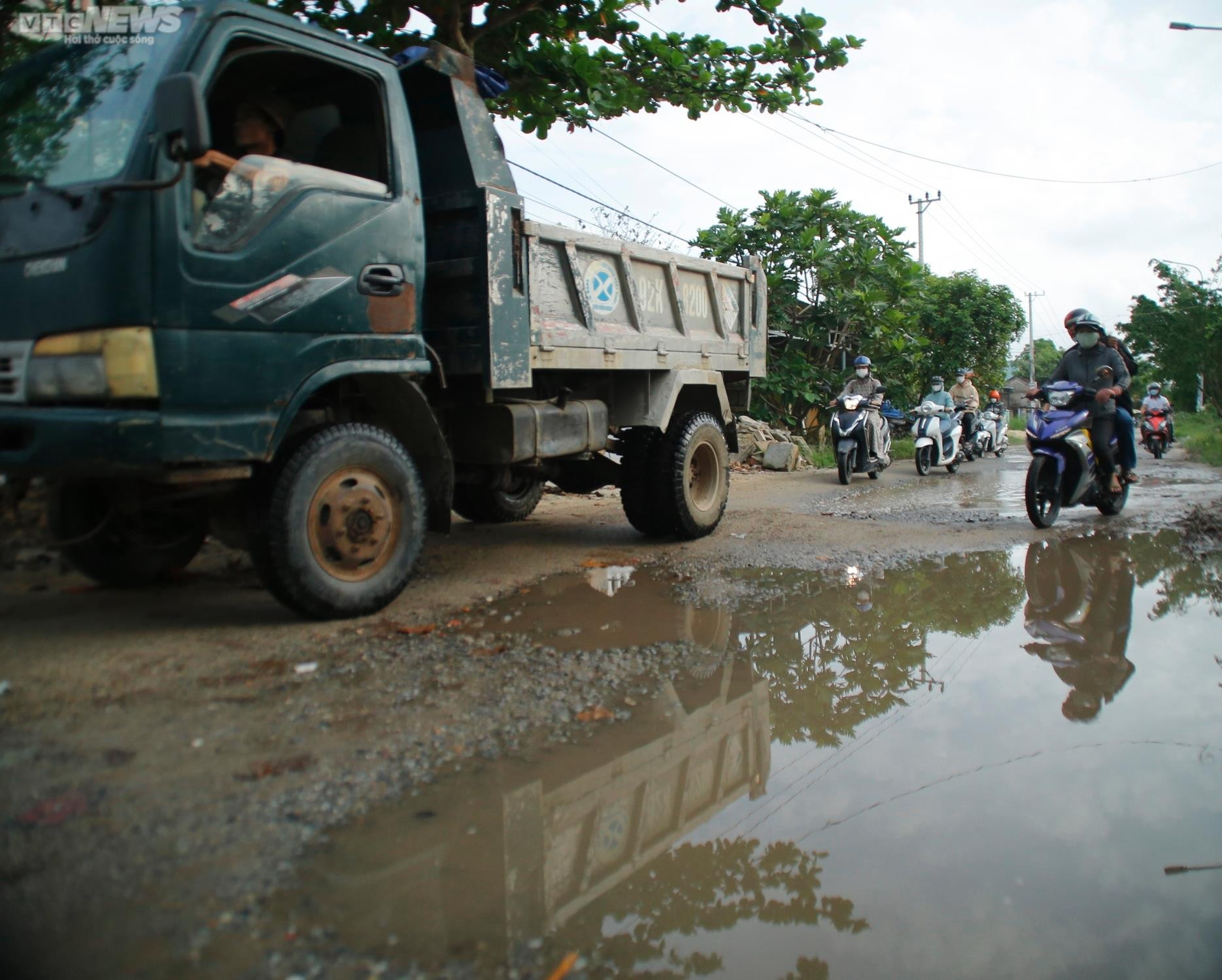 Cận cảnh đường nát như tương sau 4 năm 'gánh' xe chở đất cho dự án ở Quảng Nam - 9