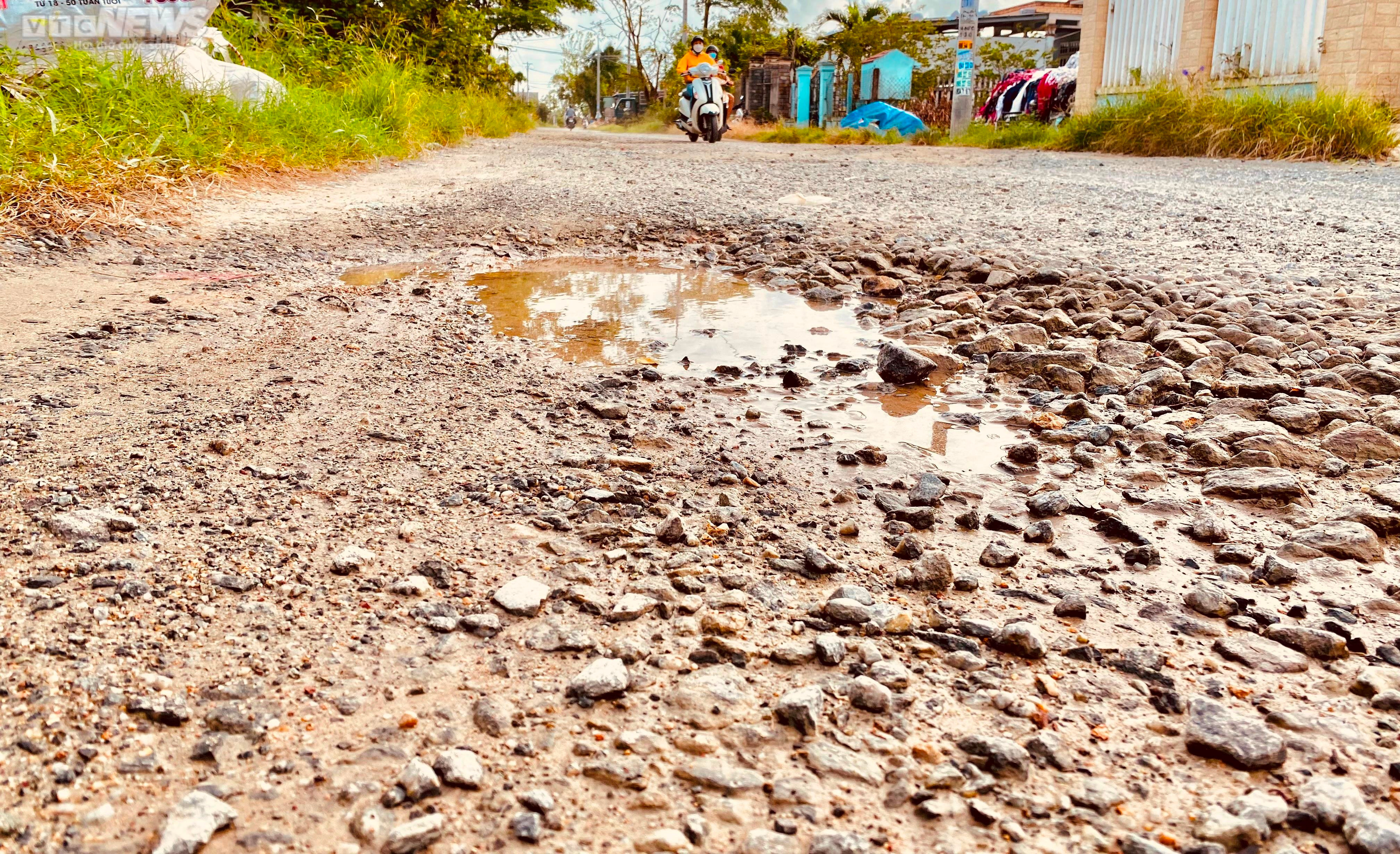 Cận cảnh đường nát như tương sau 4 năm 'gánh' xe chở đất cho dự án ở Quảng Nam - 4