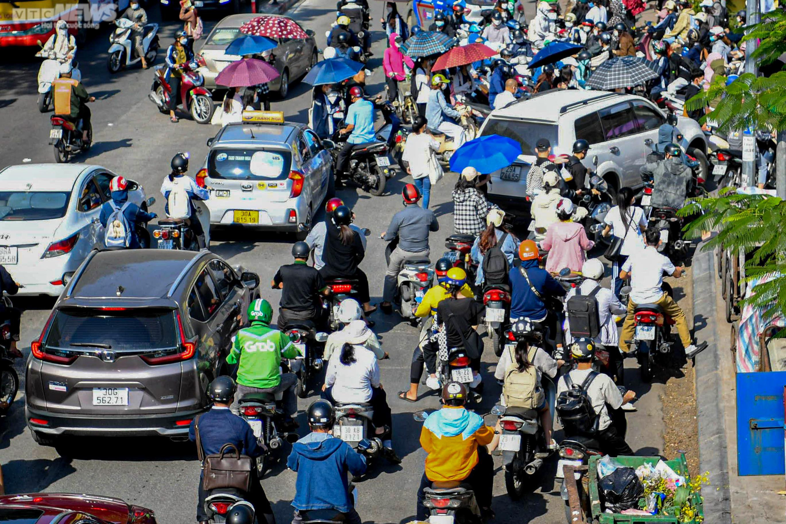 Dự án cầu vượt chữ C ở Hà Nội chậm tiến độ, dân khổ sở vì ùn tắc liên miên - 9