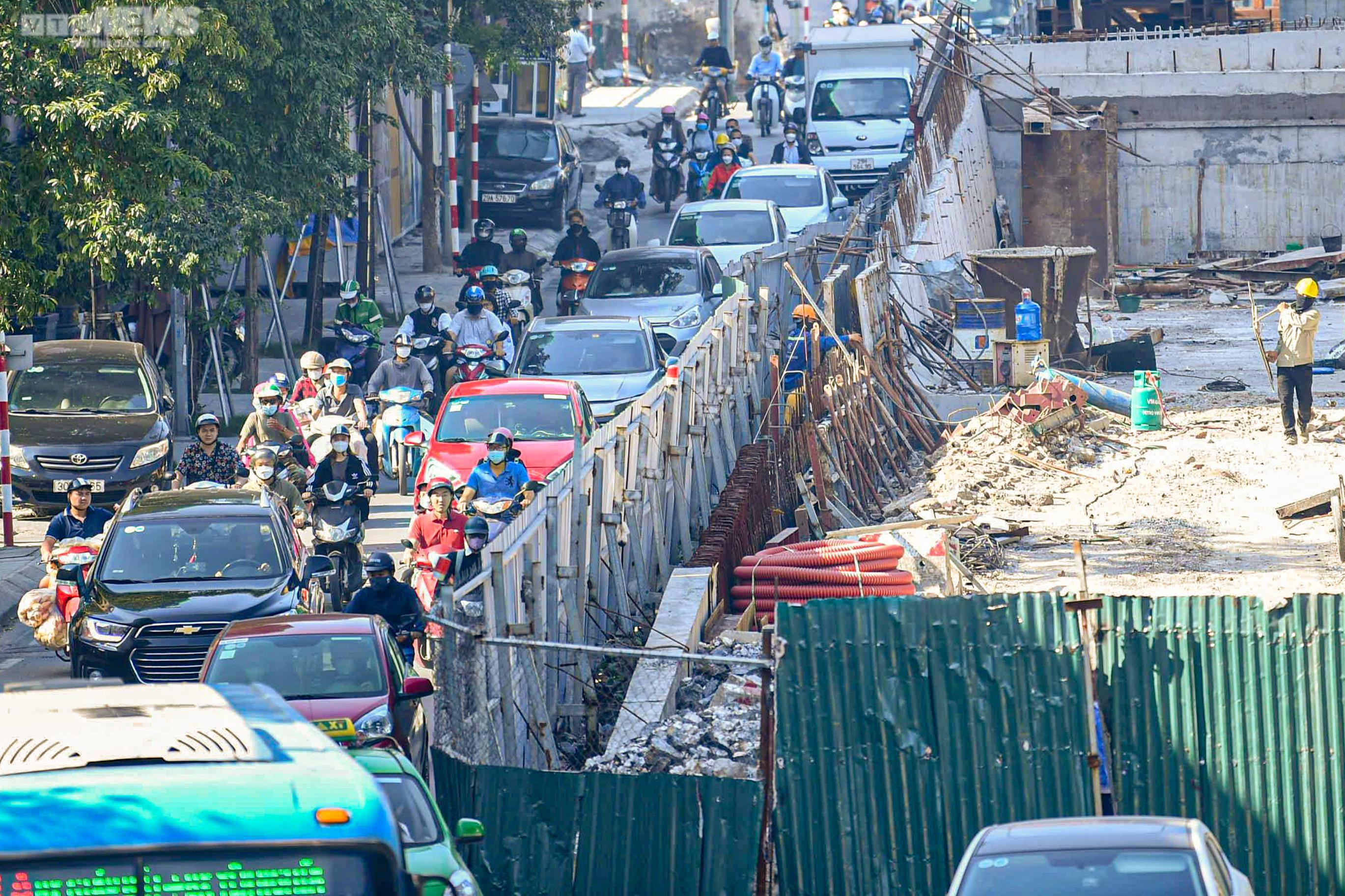 Dự án cầu vượt chữ C ở Hà Nội chậm tiến độ, dân khổ sở vì ùn tắc liên miên - 7