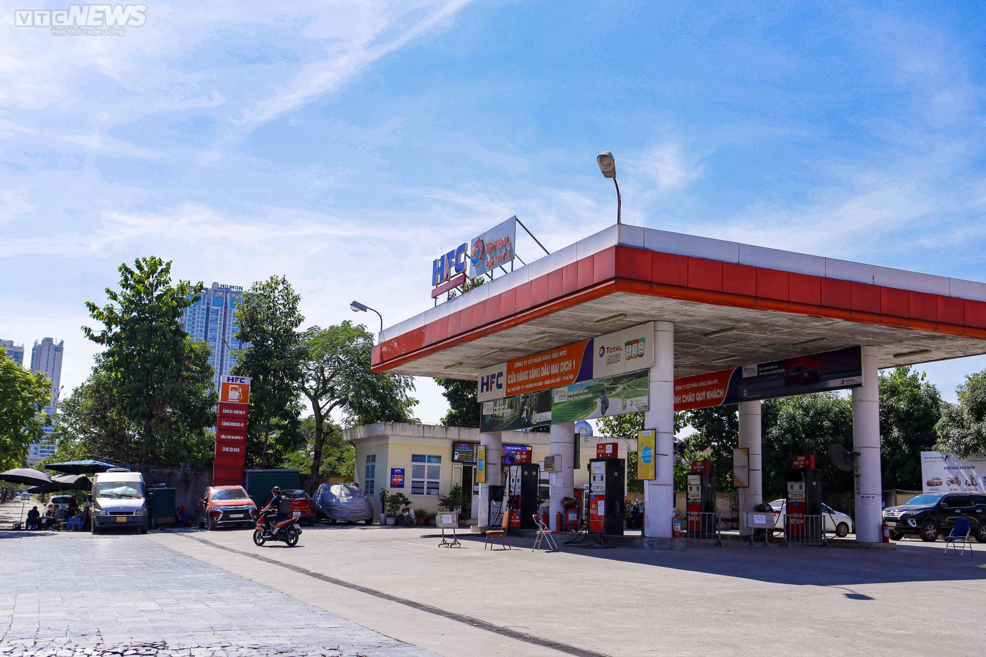 Người Hà Nội khốn khổ tìm mua xăng - 1