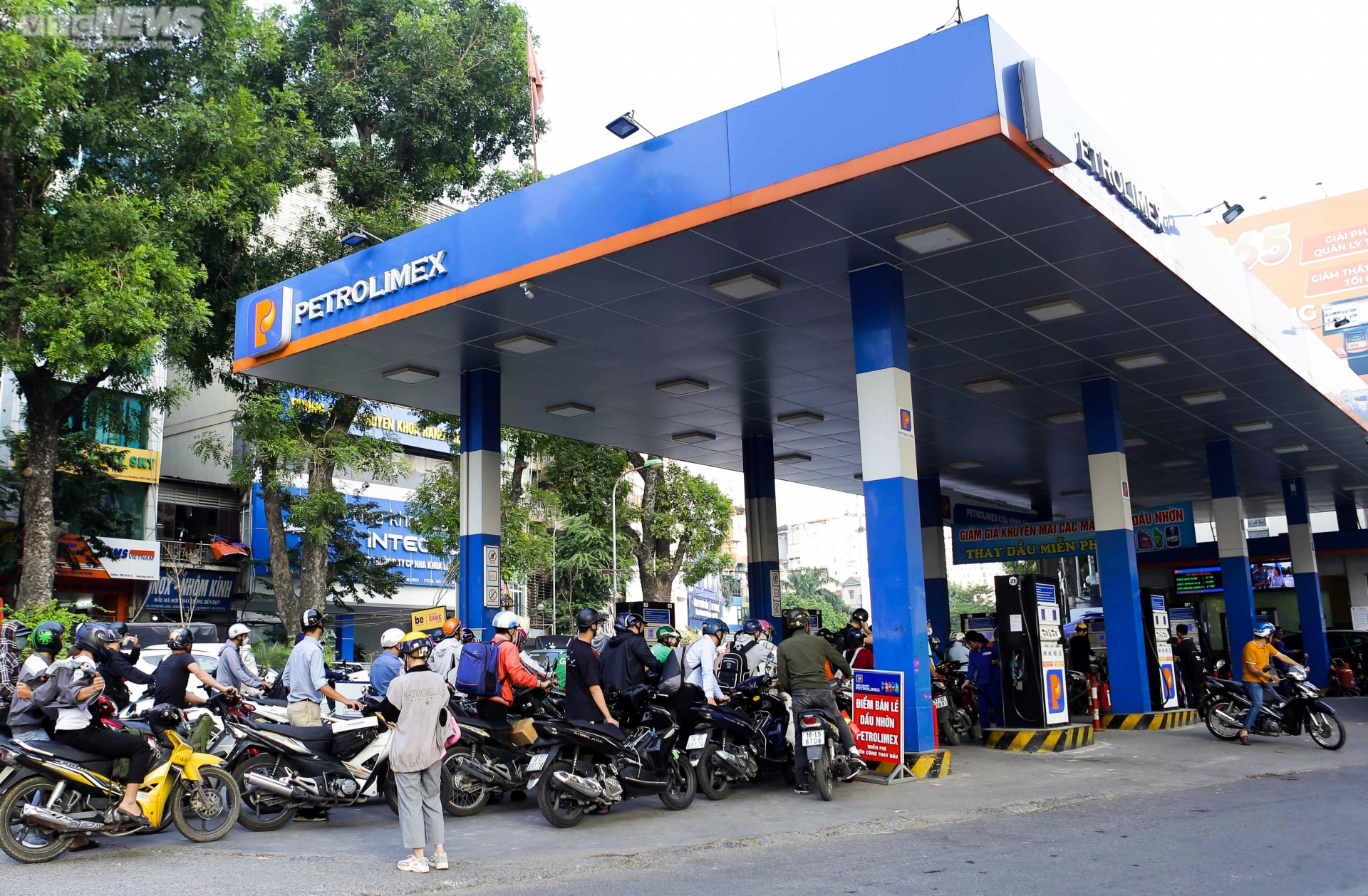 Người Hà Nội khốn khổ tìm mua xăng - 9