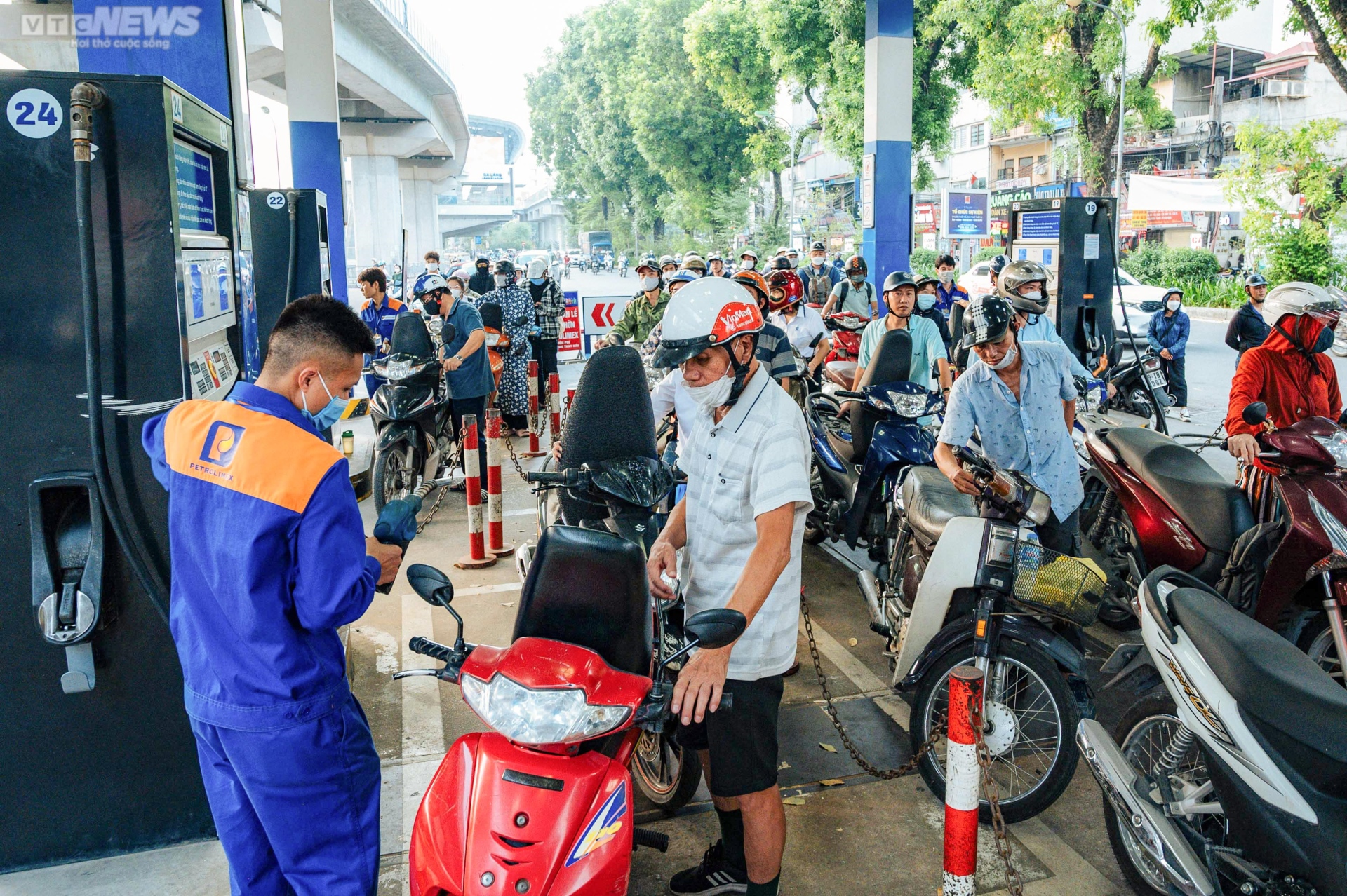 Người Hà Nội khốn khổ tìm mua xăng - 11