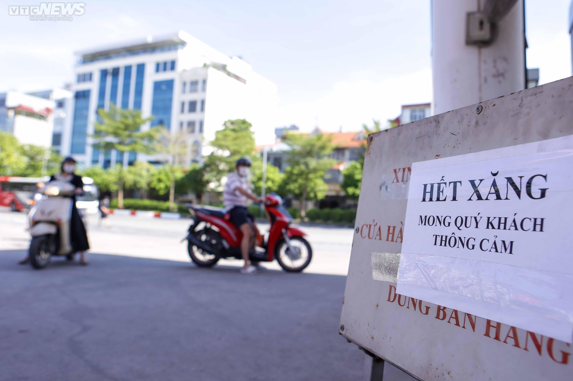 Người Hà Nội khốn khổ tìm mua xăng - 2