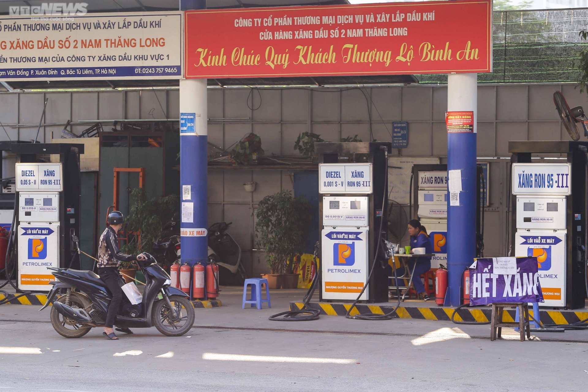 Người Hà Nội khốn khổ tìm mua xăng - 7