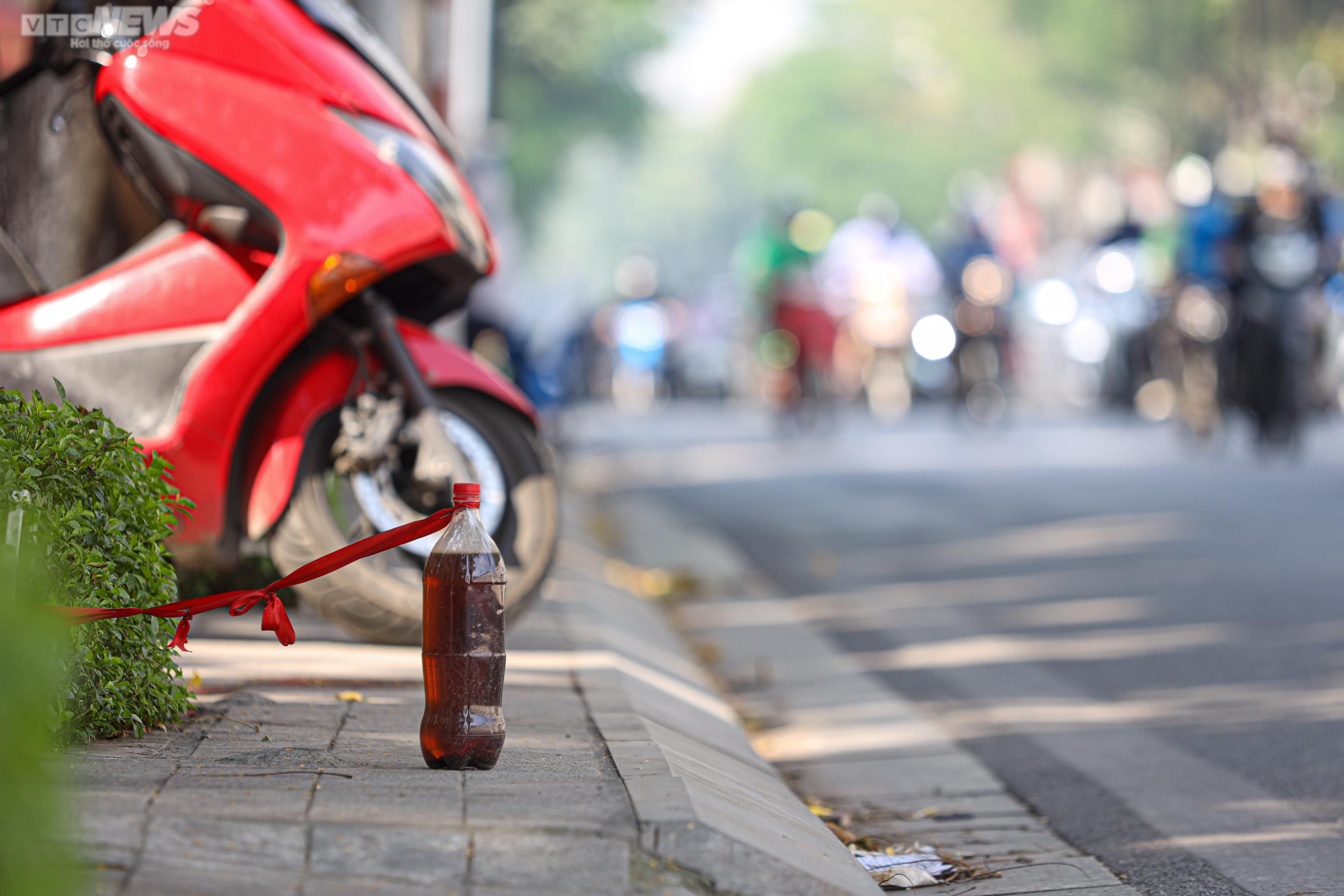 'Trạm xăng di động' xuất hiện trên vỉa hè Hà Nội khi cây xăng treo biển hết hàng - 12