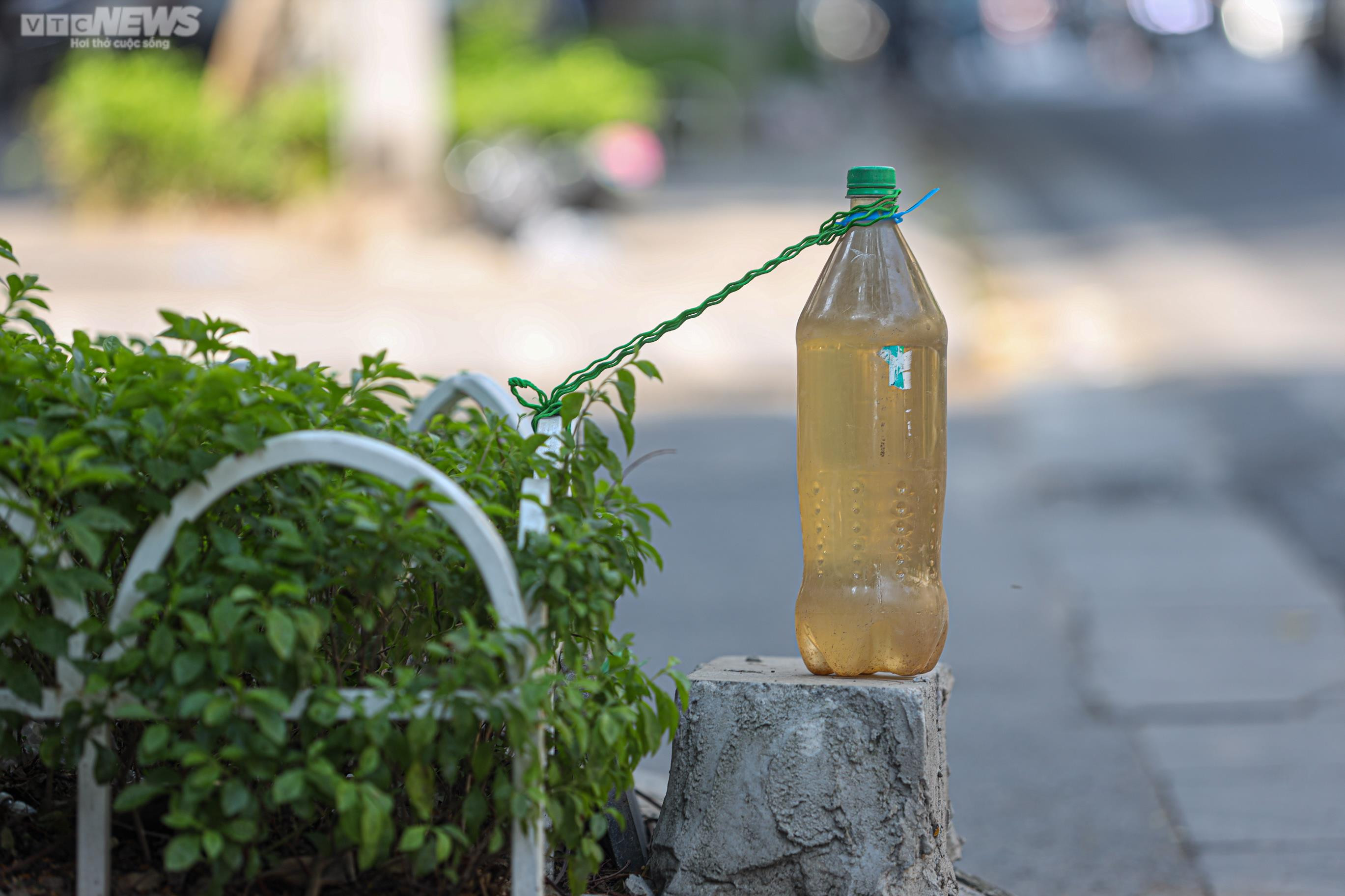 'Trạm xăng di động' xuất hiện trên vỉa hè Hà Nội khi cây xăng treo biển hết hàng - 9