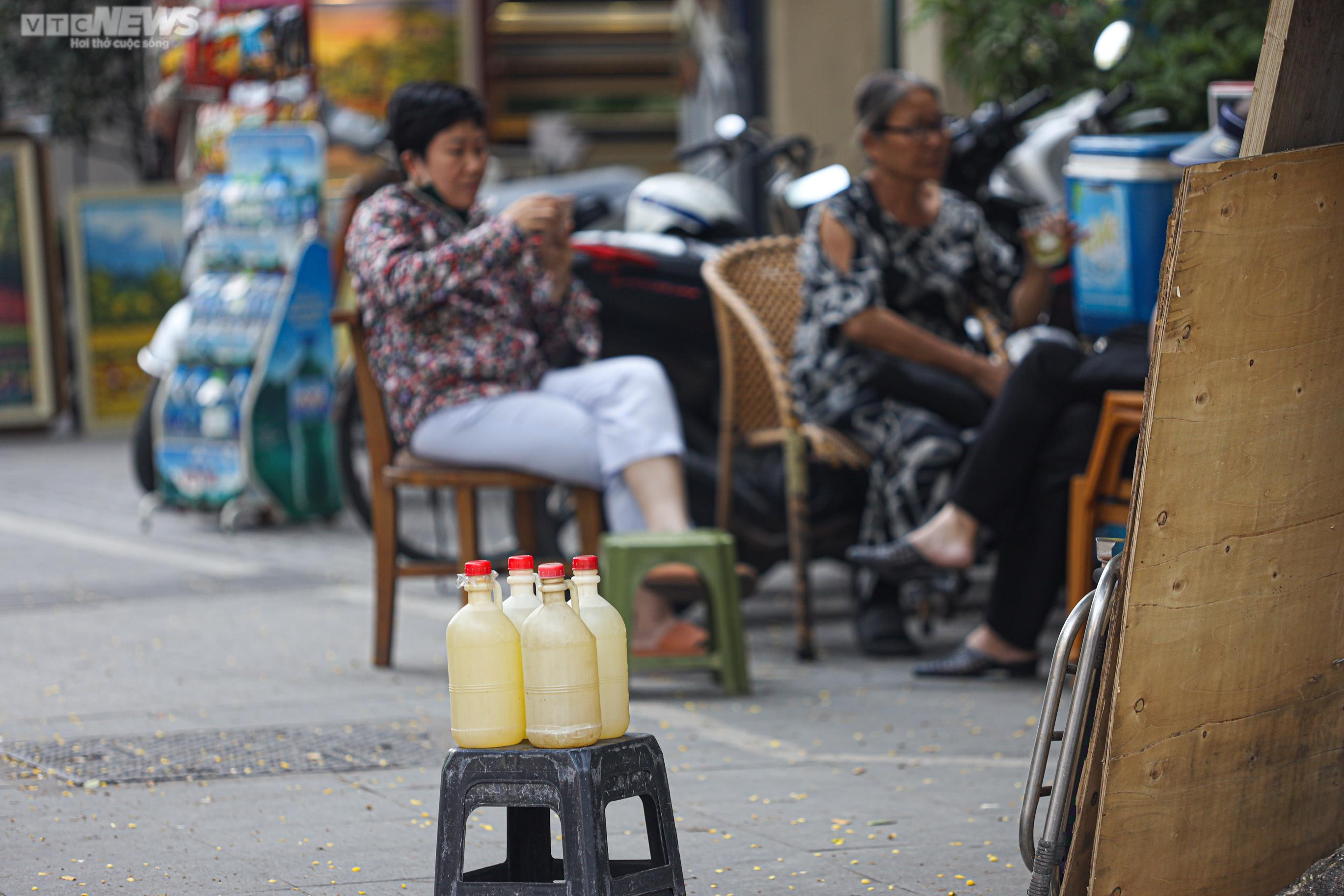 'Trạm xăng di động' xuất hiện trên vỉa hè Hà Nội khi cây xăng treo biển hết hàng - 3