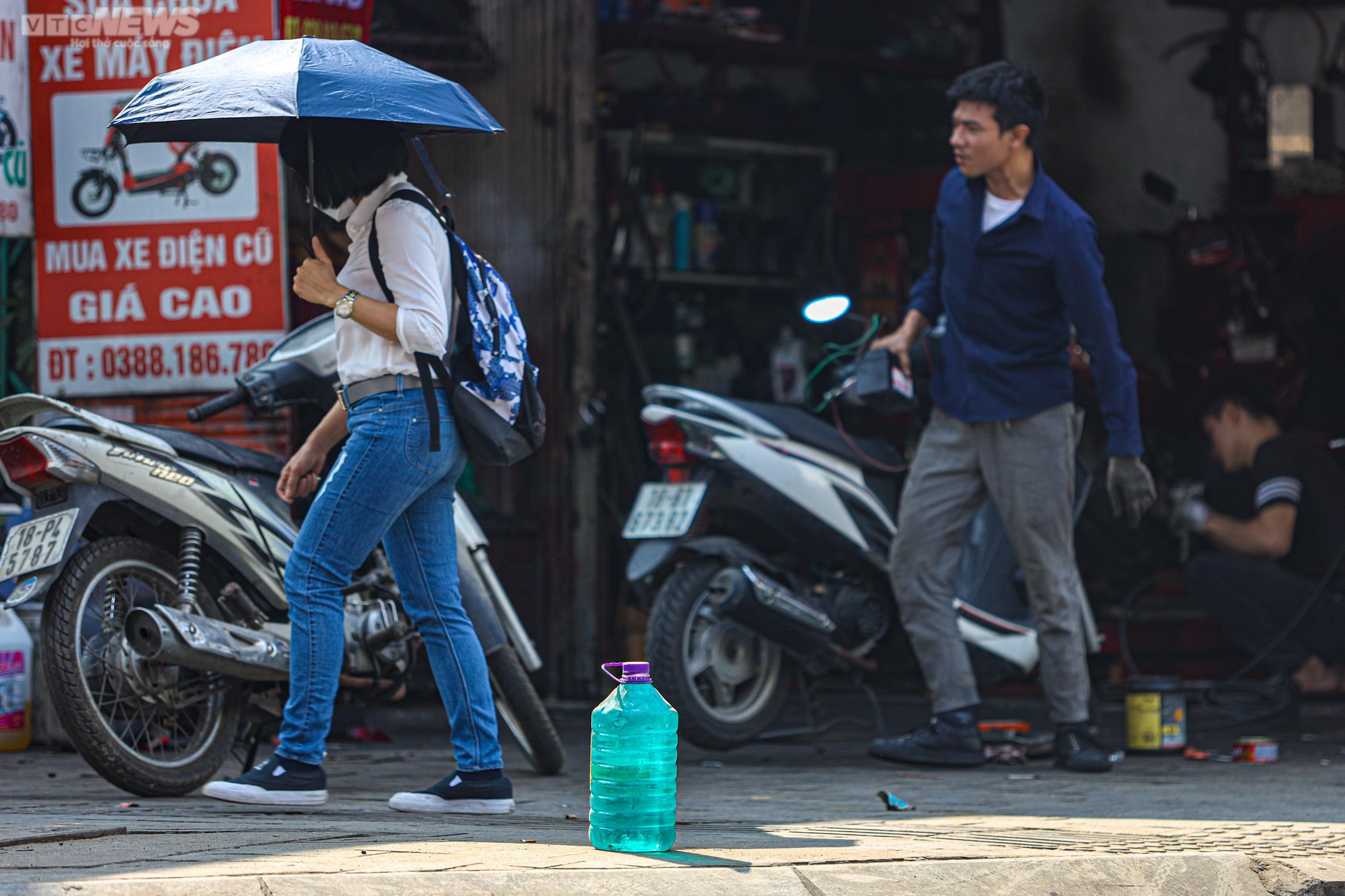 'Trạm xăng di động' xuất hiện trên vỉa hè Hà Nội khi cây xăng treo biển hết hàng - 6